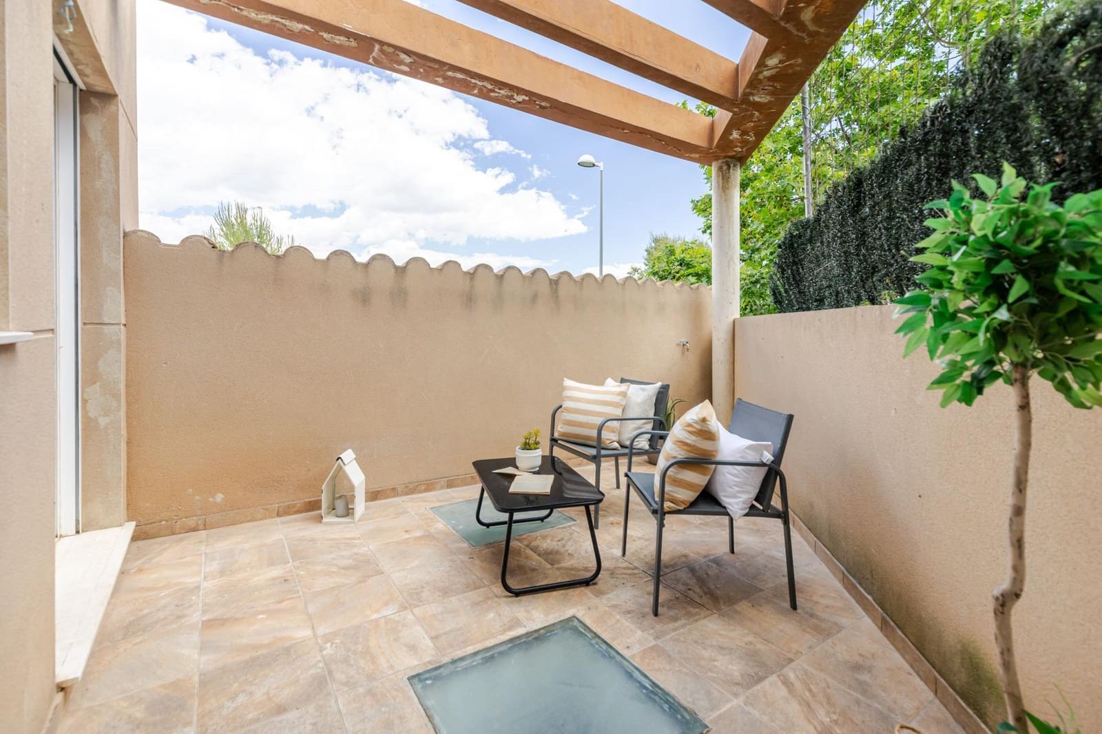 3 bedroom Semi-detached Villa for sale in Gilet with garage - € 240,000 (Ref: 9839630)