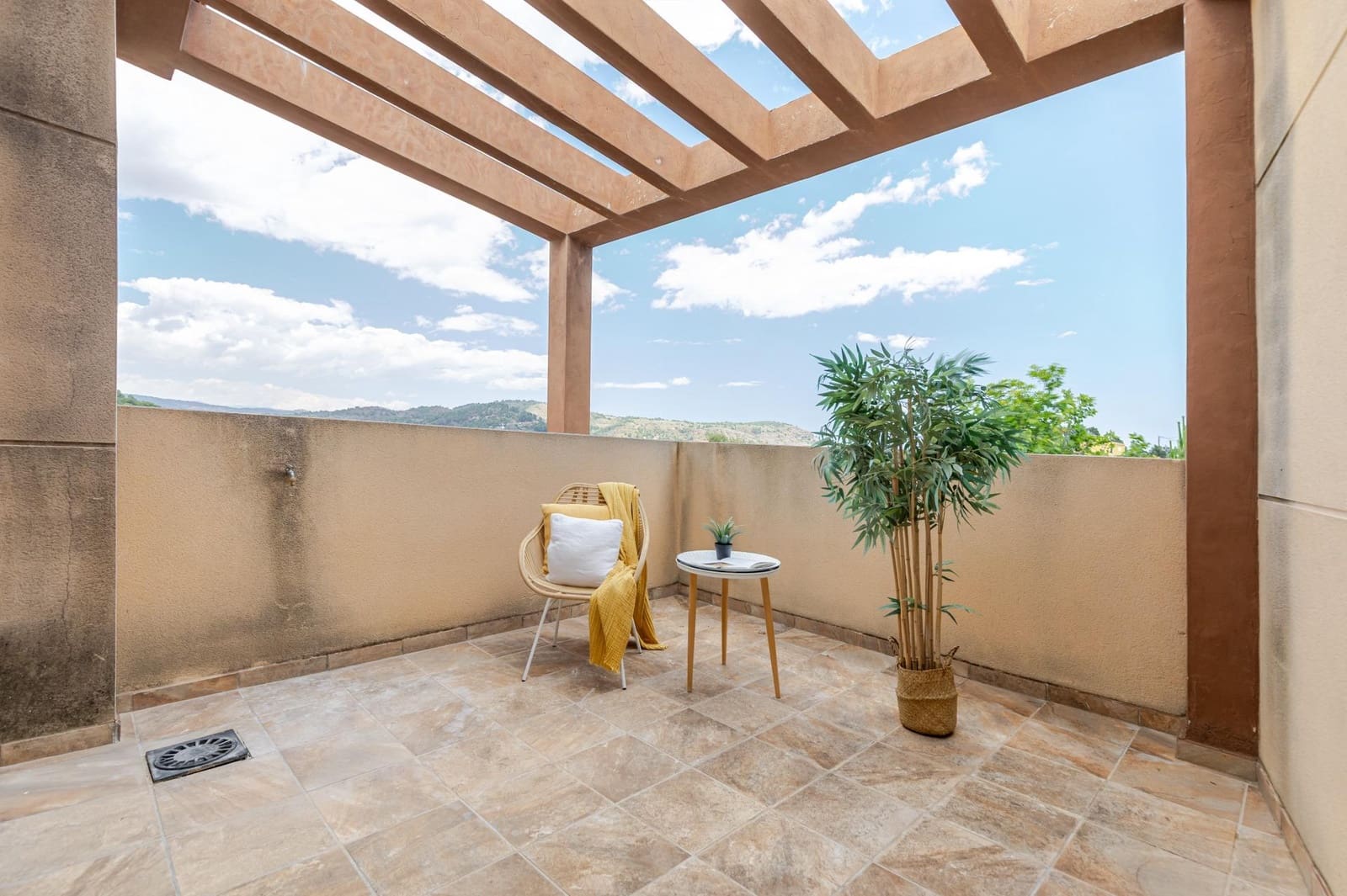 3 bedroom Semi-detached Villa for sale in Gilet with garage - € 240,000 (Ref: 9839630)