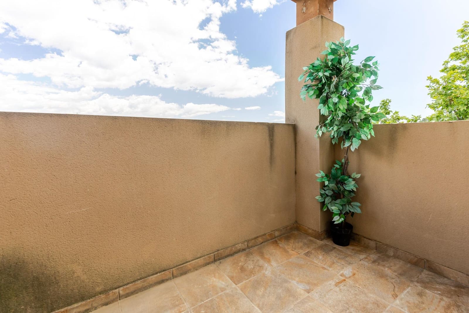 3 bedroom Semi-detached Villa for sale in Gilet with garage - € 240,000 (Ref: 9839630)