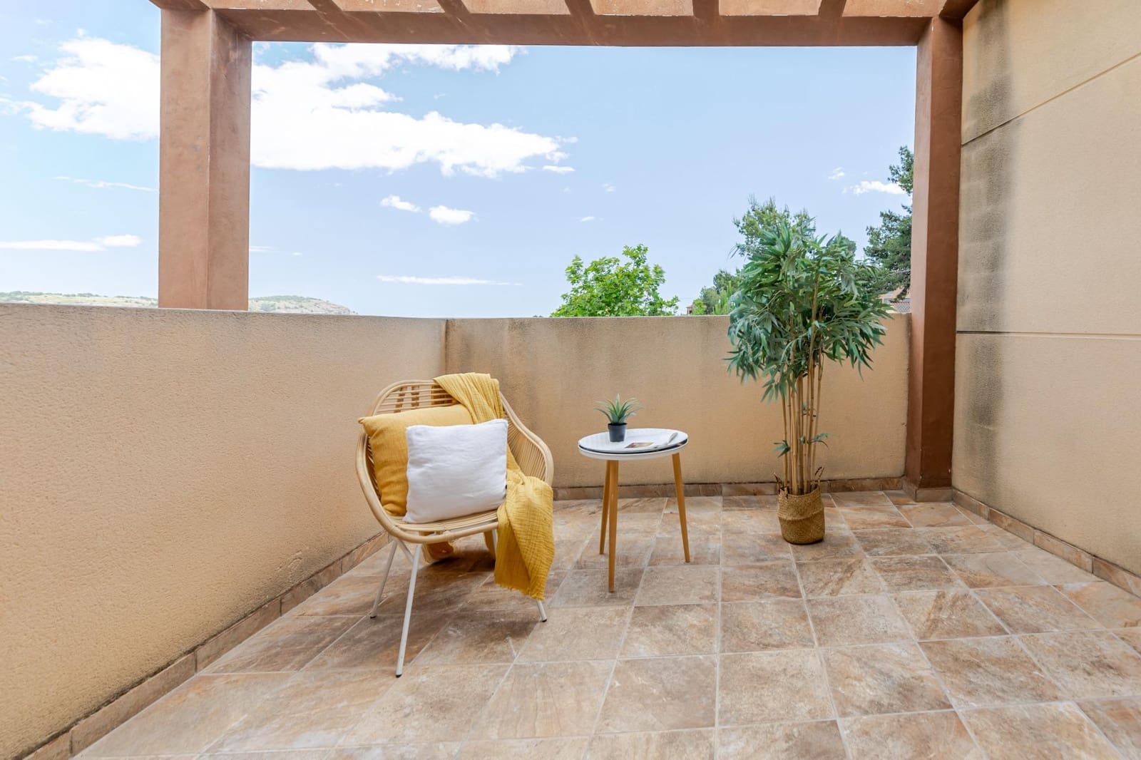 3 bedroom Semi-detached Villa for sale in Gilet with garage - € 240,000 (Ref: 9839630)