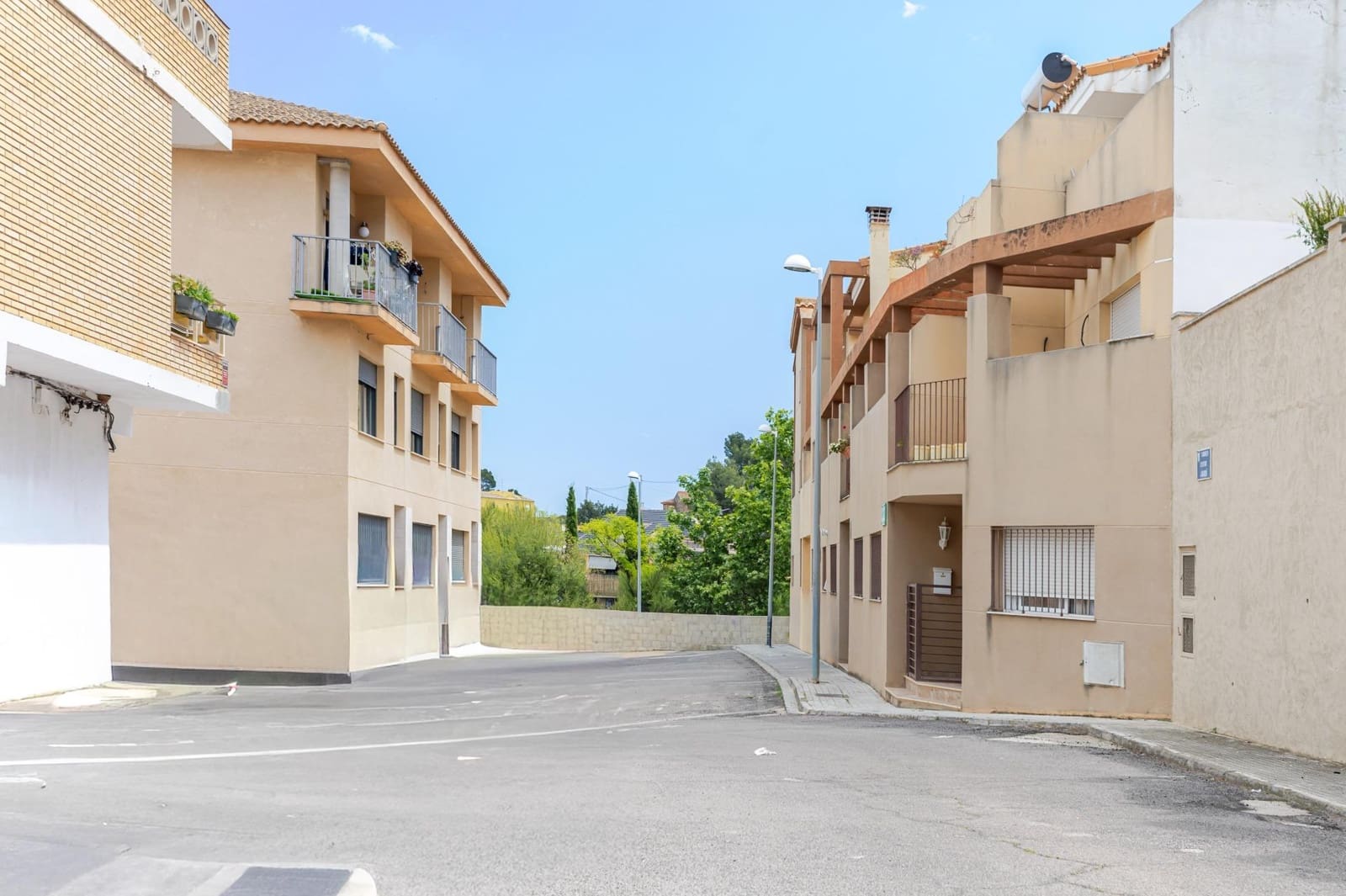 3 bedroom Semi-detached Villa for sale in Gilet with garage - € 240,000 (Ref: 9839630)