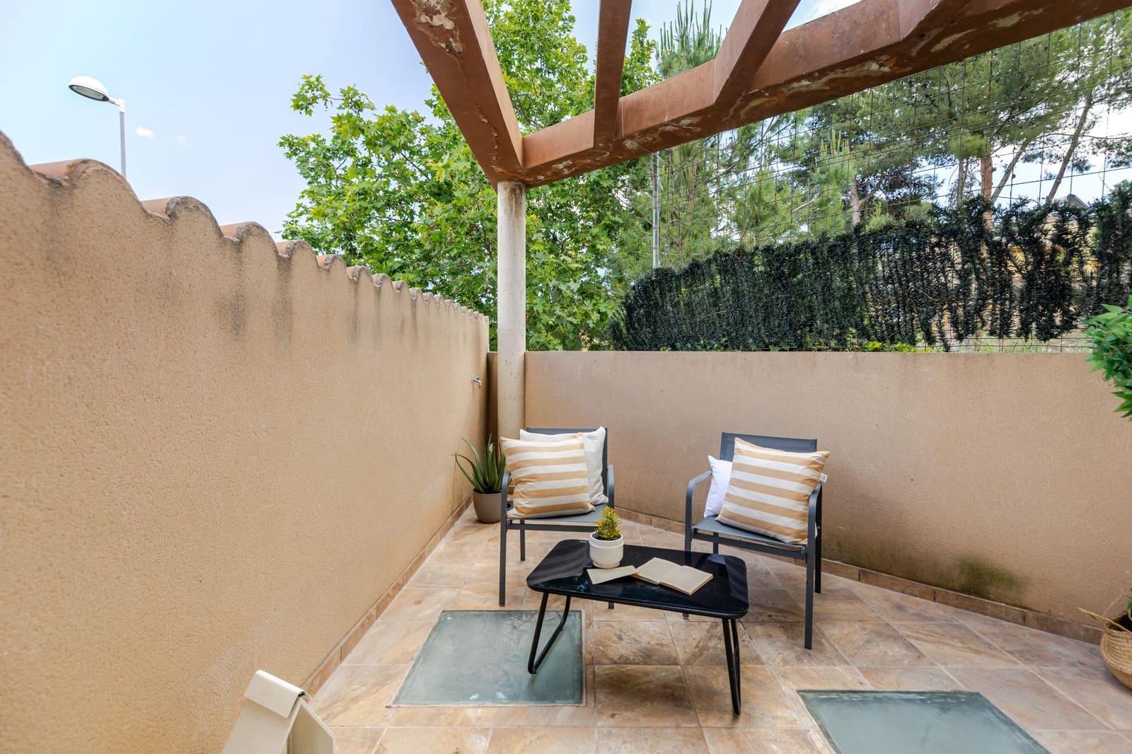 3 bedroom Semi-detached Villa for sale in Gilet with garage - € 240,000 (Ref: 9839630)