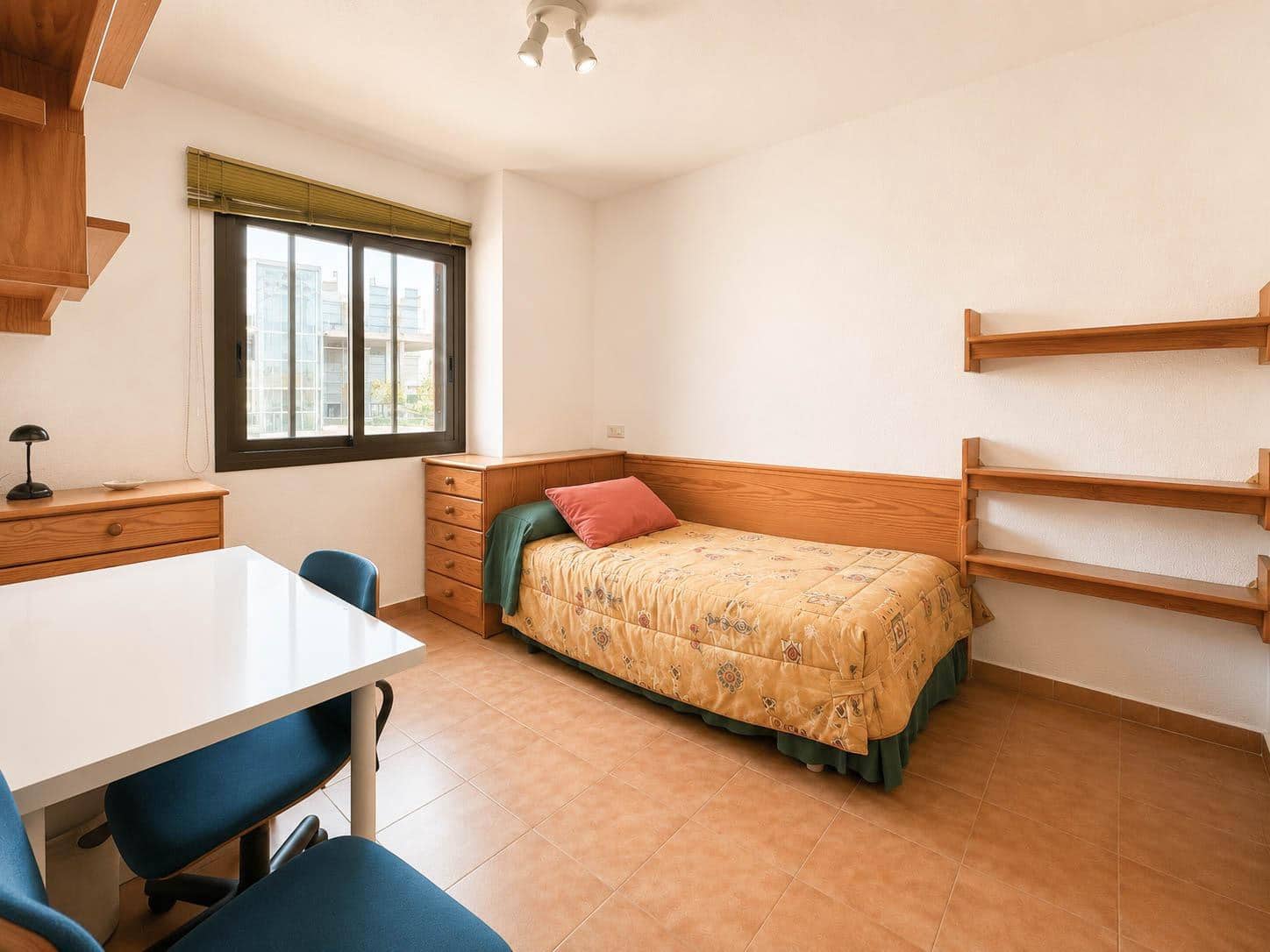 5 bedroom Terraced Villa for rent in Paterna with pool - € 1,300 (Ref: 9857685)