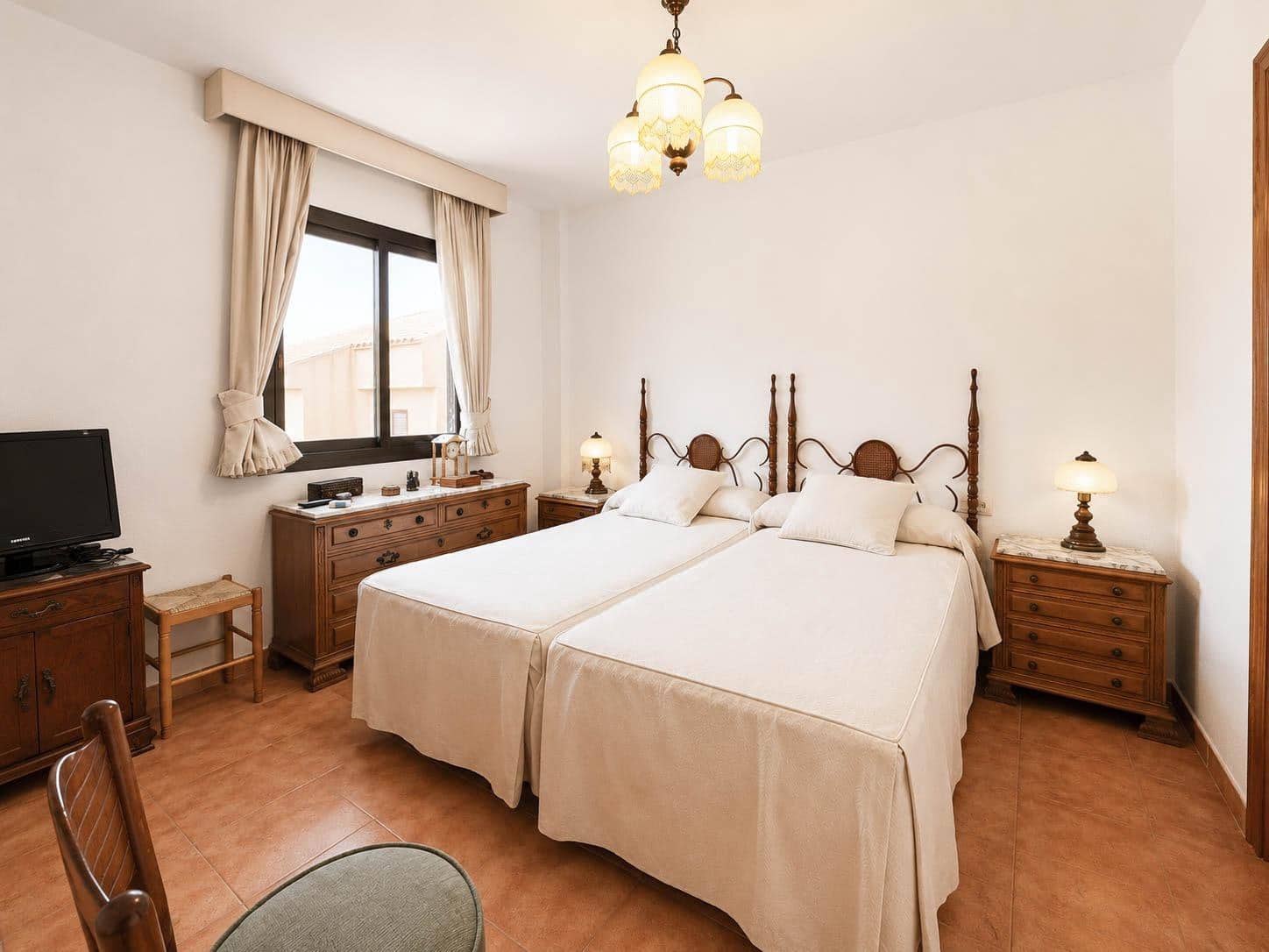 5 bedroom Terraced Villa for rent in Paterna with pool - € 1,300 (Ref: 9857685)