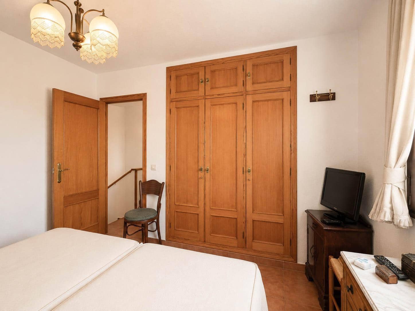 5 bedroom Terraced Villa for rent in Paterna with pool - € 1,300 (Ref: 9857685)