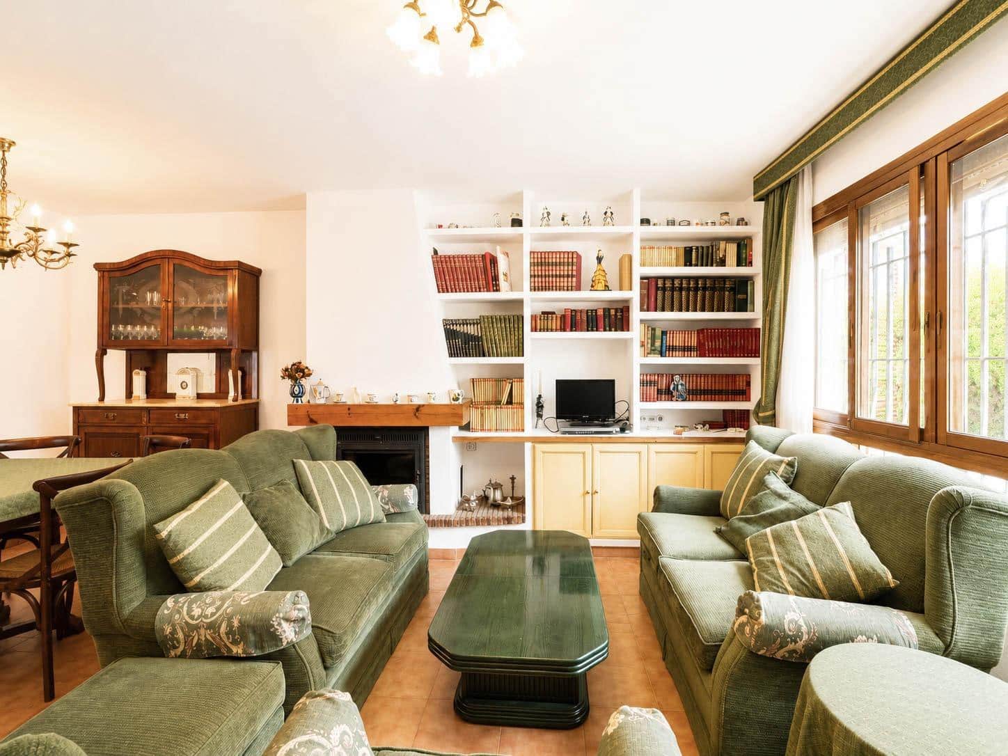 5 bedroom Terraced Villa for rent in Paterna with pool - € 1,300 (Ref: 9857685)