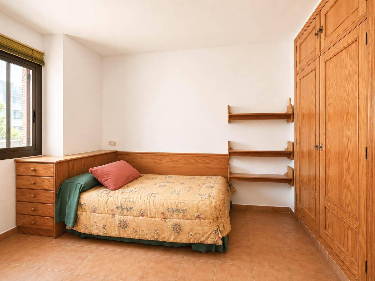 5 bedroom Terraced Villa for rent in Paterna with pool - € 1,300 (Ref: 9857685)