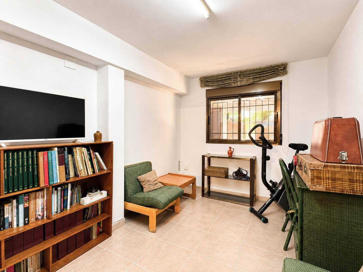 5 bedroom Terraced Villa for rent in Paterna with pool - € 1,300 (Ref: 9857685)