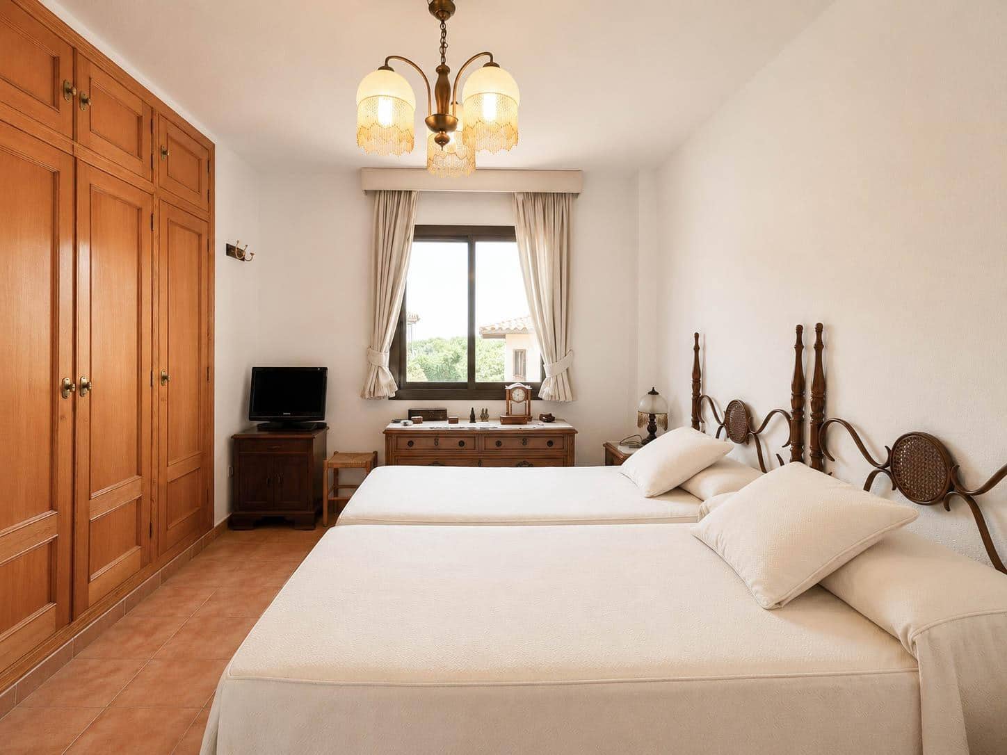 5 bedroom Terraced Villa for rent in Paterna with pool - € 1,300 (Ref: 9857685)