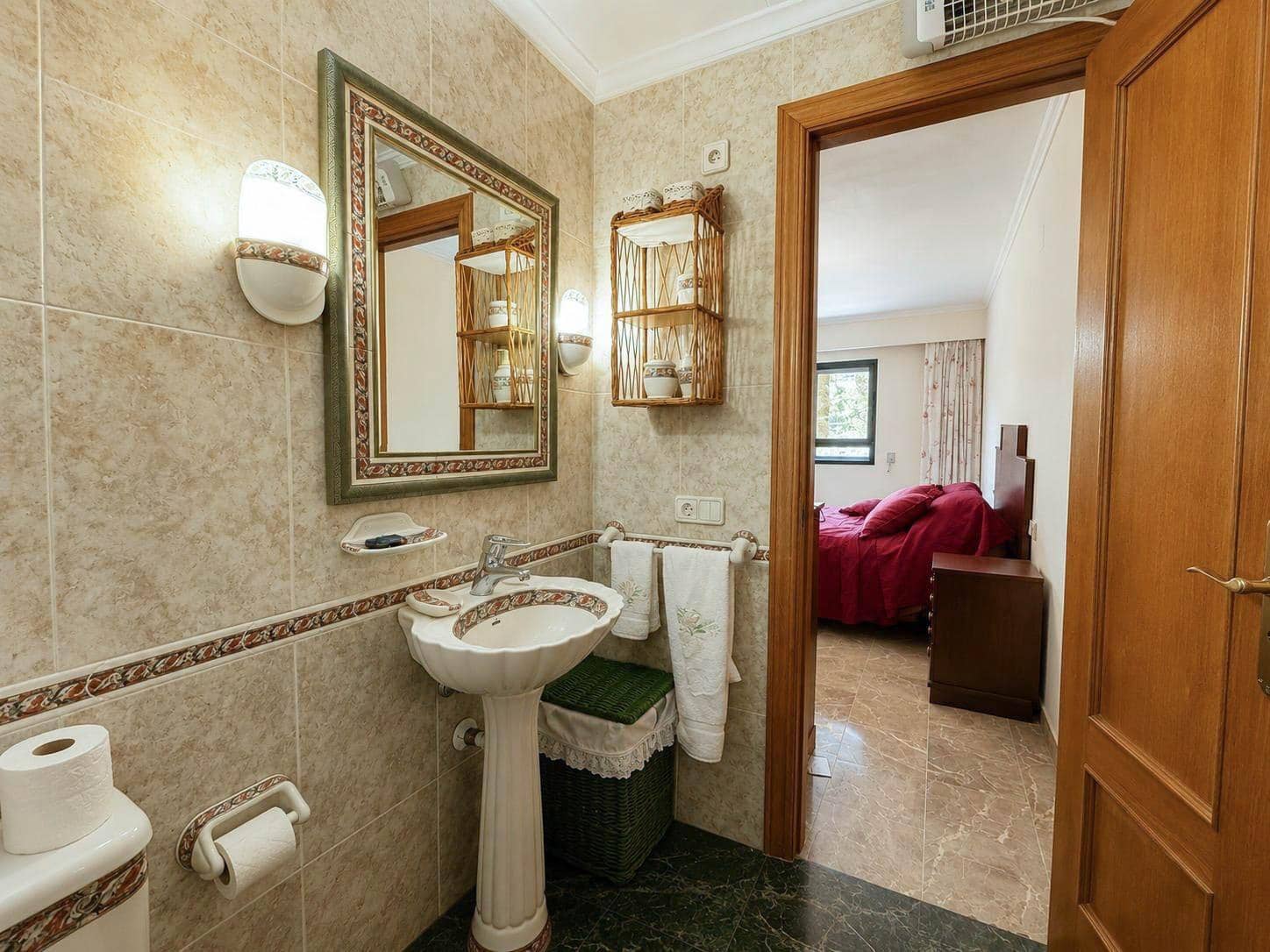 4 bedroom Flat for rent in Valencia city - € 1,400 (Ref: 9899110)