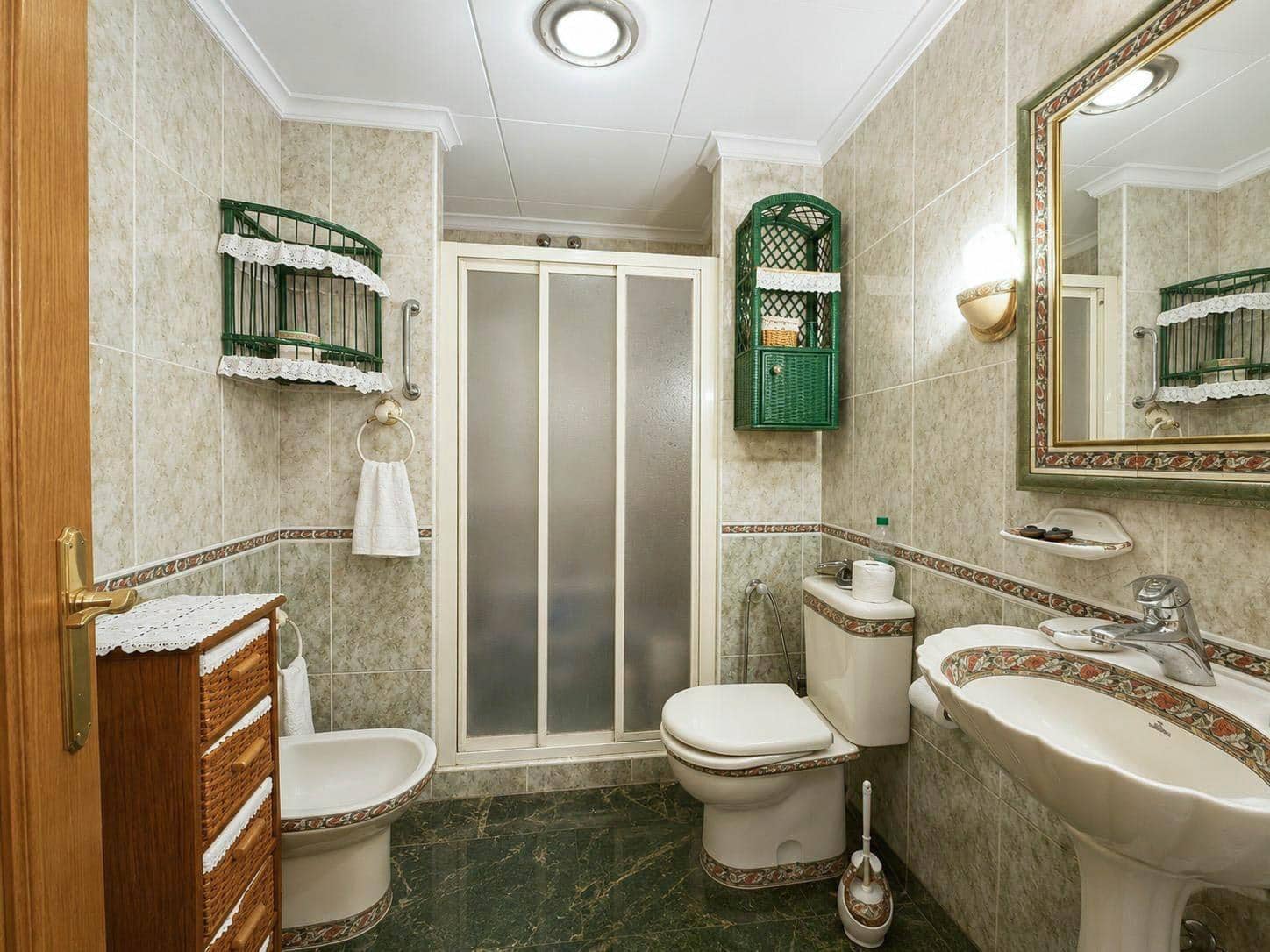 4 bedroom Flat for rent in Valencia city - € 1,400 (Ref: 9899110)
