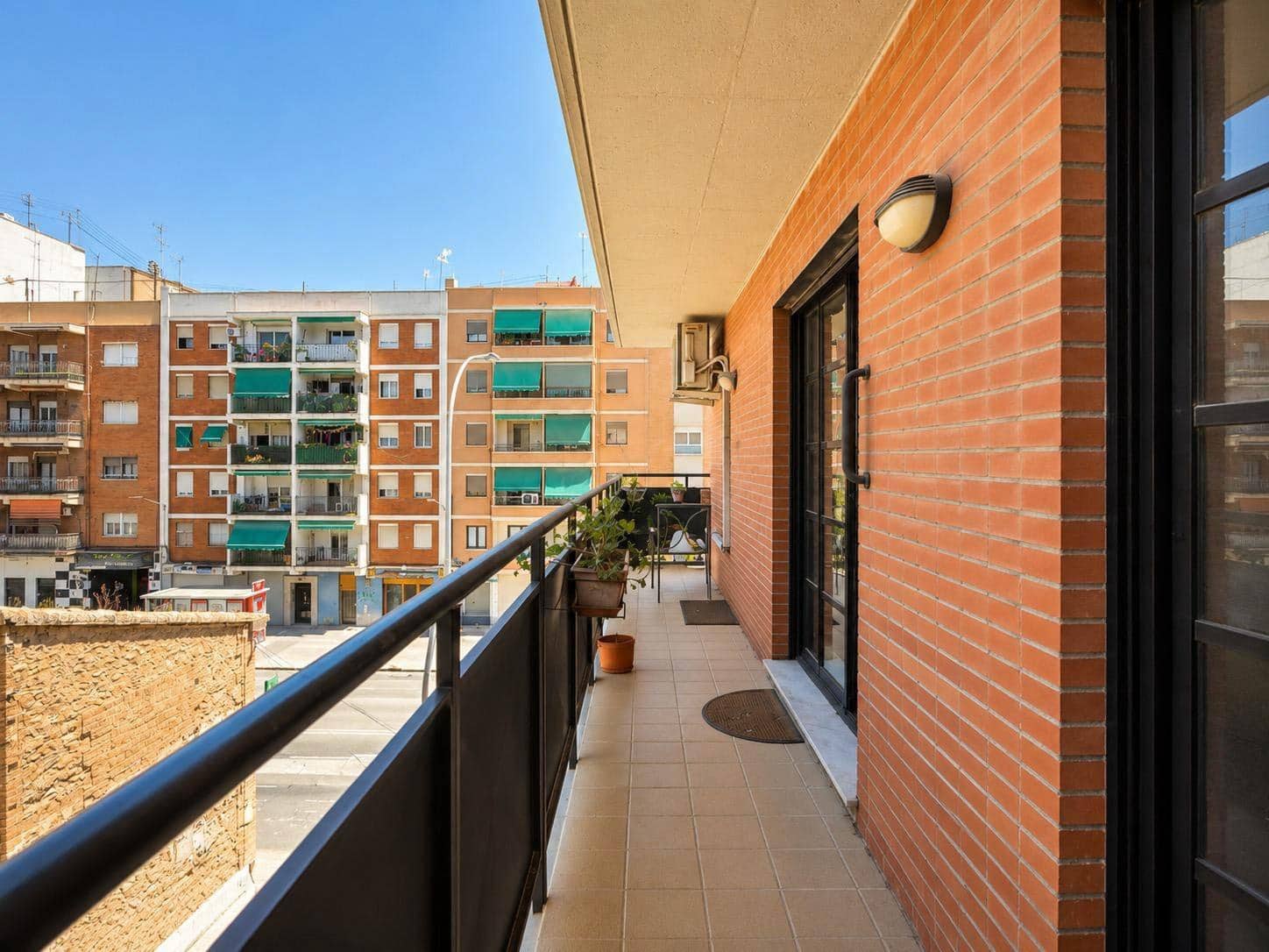 4 bedroom Flat for rent in Valencia city - € 1,400 (Ref: 9899110)
