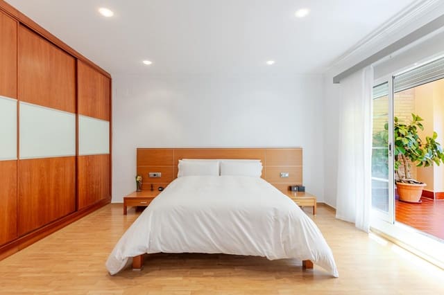 6 slaapkamer Rijtjeshuis te koop in Sagunto / Sagunt met garage - € 595.000 (Ref: 9922542)