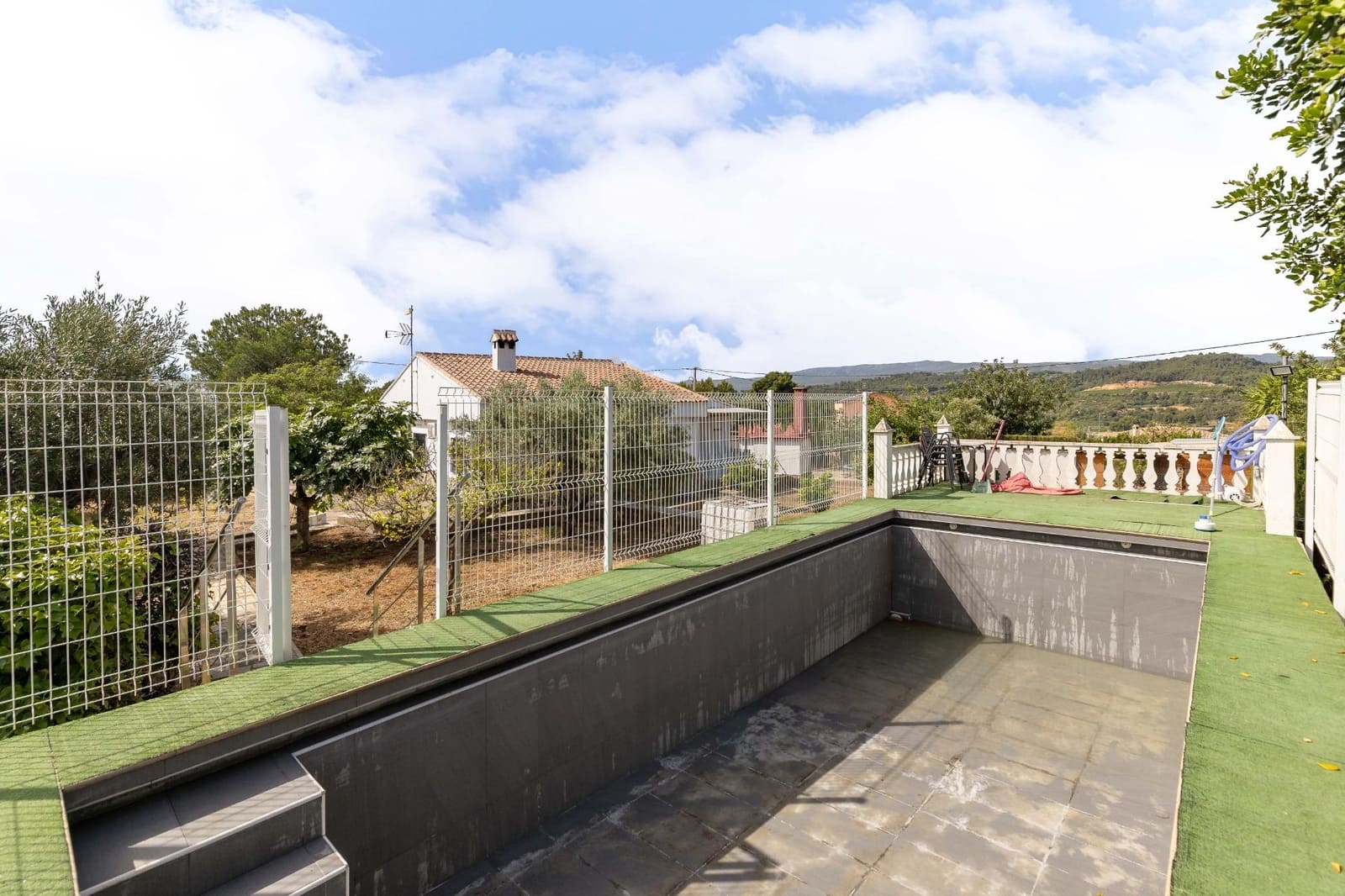 3 soverom Villa til salgs i Montroy med svømmebasseng garasje - € 180 000 (Ref: 9929590)