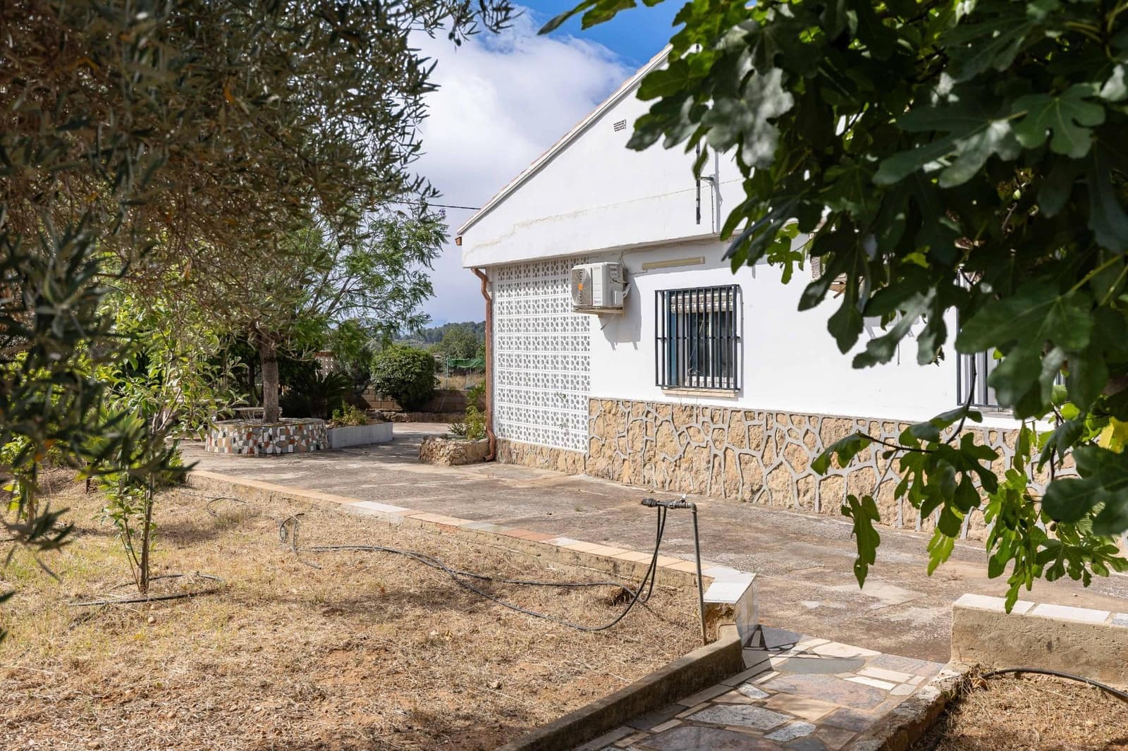 3 soverom Villa til salgs i Montroy med svømmebasseng garasje - € 180 000 (Ref: 9929590)