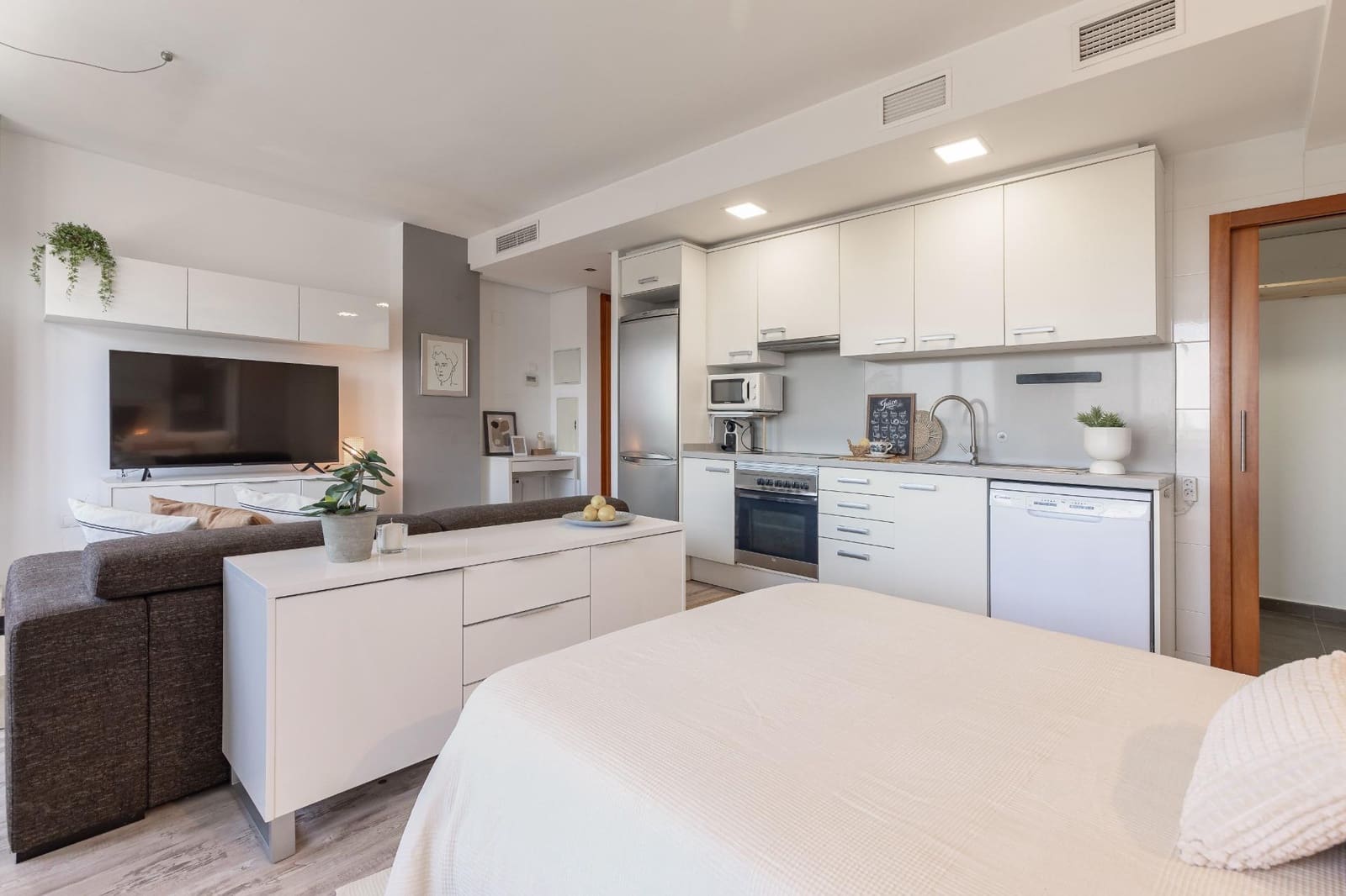 Flat for sale in Valencia city with pool - € 225,000 (Ref: 9929592)