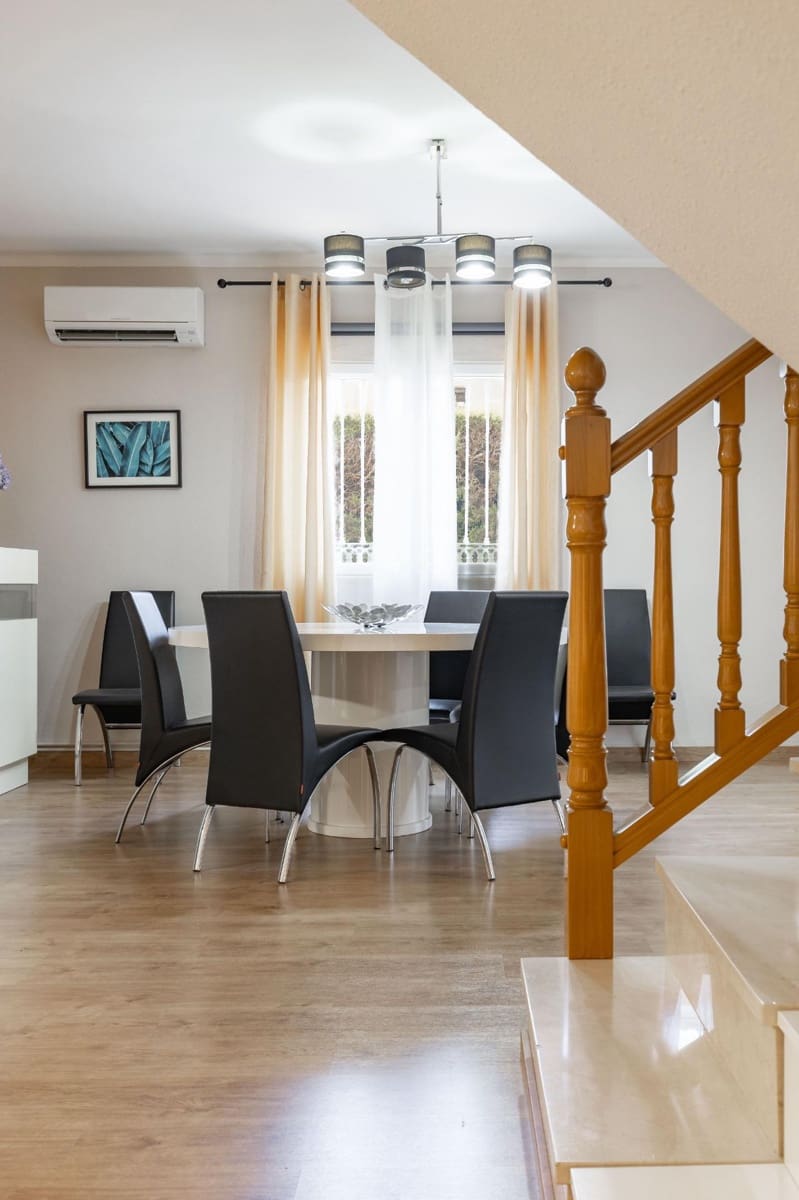 6 soveværelse Villa til salg i Montserrat med swimmingpool - € 590.000 (Ref: 9942749)
