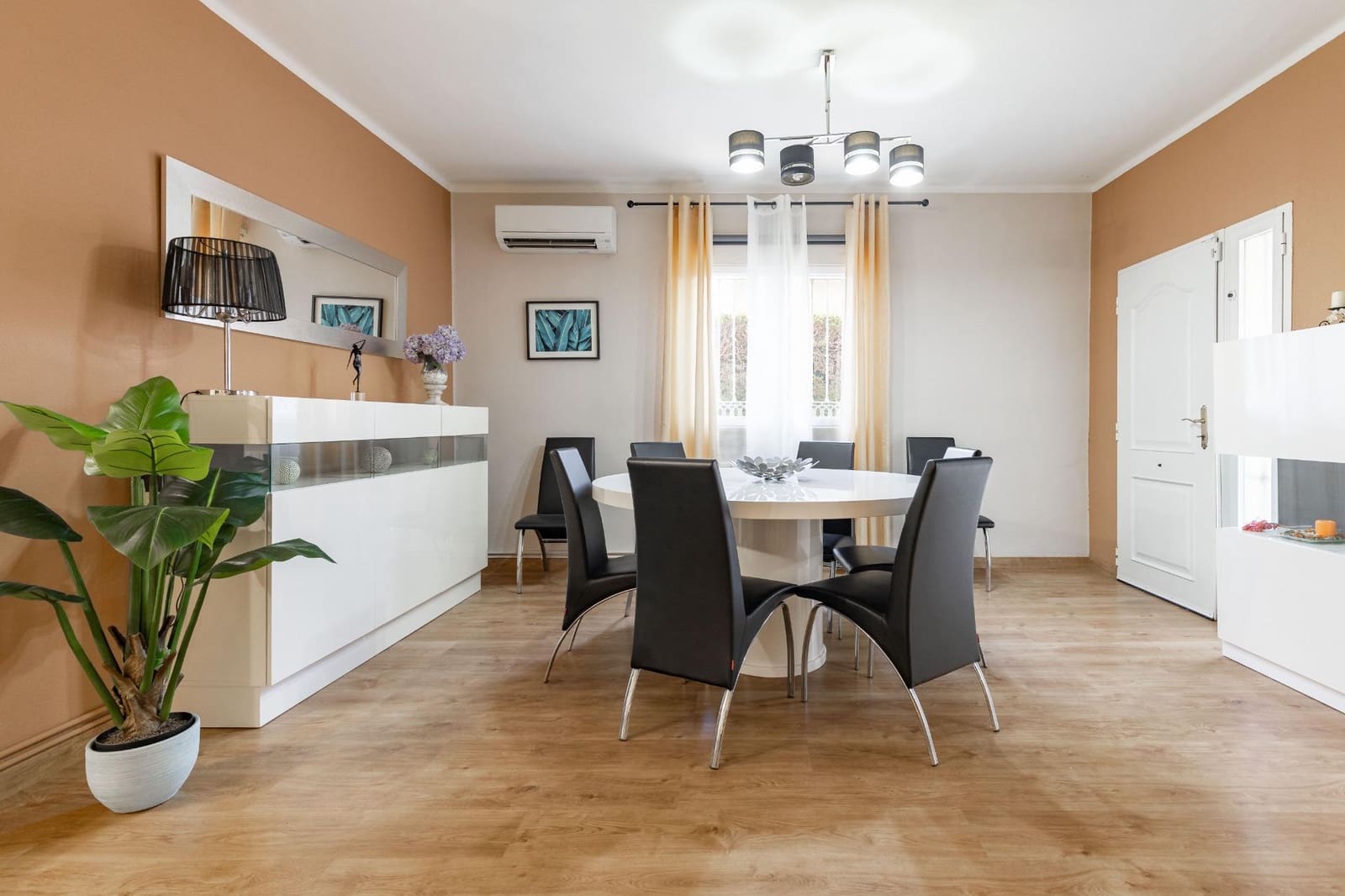 6 soveværelse Villa til salg i Montserrat med swimmingpool - € 590.000 (Ref: 9942749)