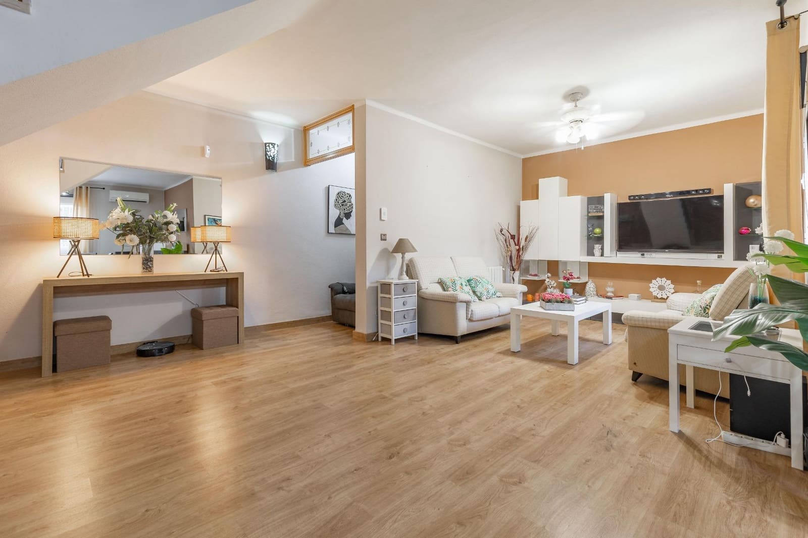 6 soveværelse Villa til salg i Montserrat med swimmingpool - € 590.000 (Ref: 9942749)