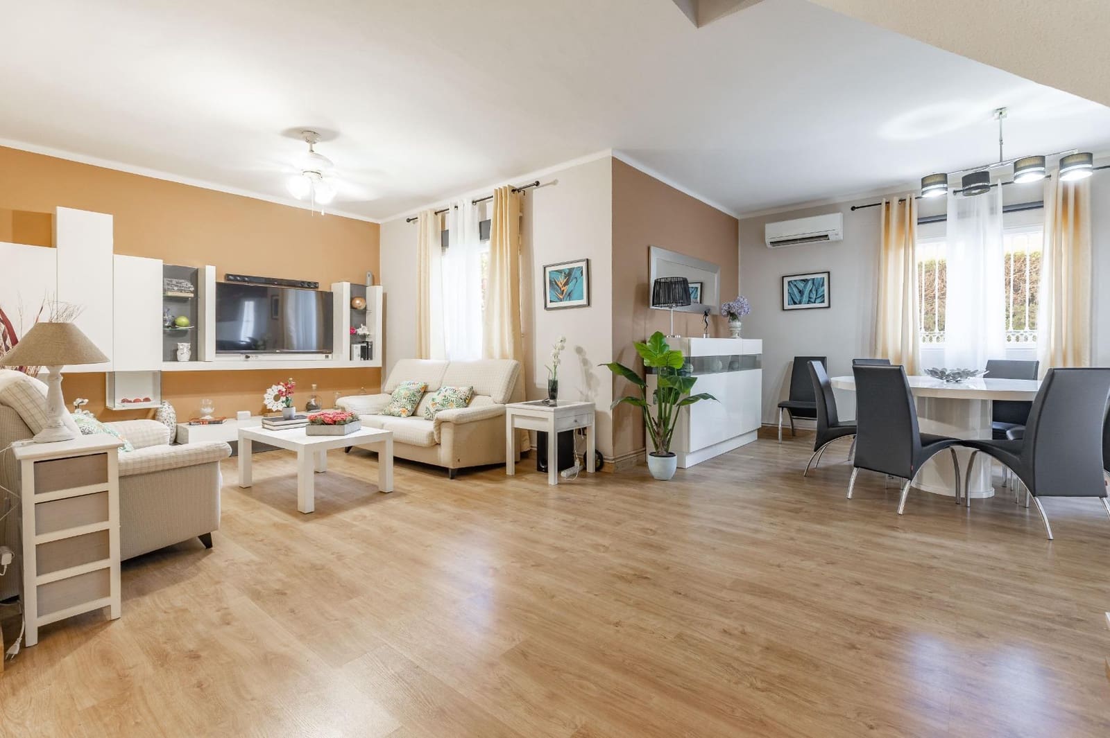 6 soveværelse Villa til salg i Montserrat med swimmingpool - € 590.000 (Ref: 9942749)