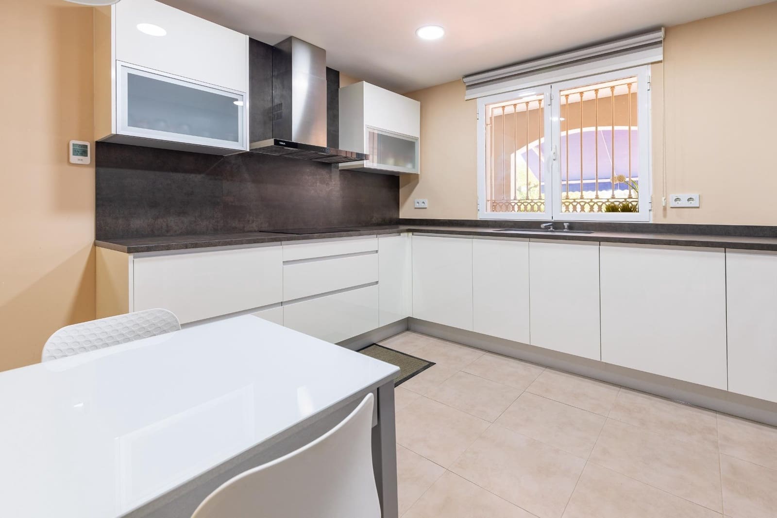 6 soveværelse Villa til salg i Montserrat med swimmingpool - € 590.000 (Ref: 9942749)