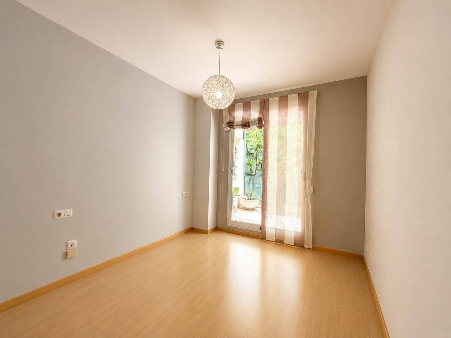 Appartement de 2 chambres à louer à Paterna avec piscine garage - 1 350 € (Ref: 9954499)