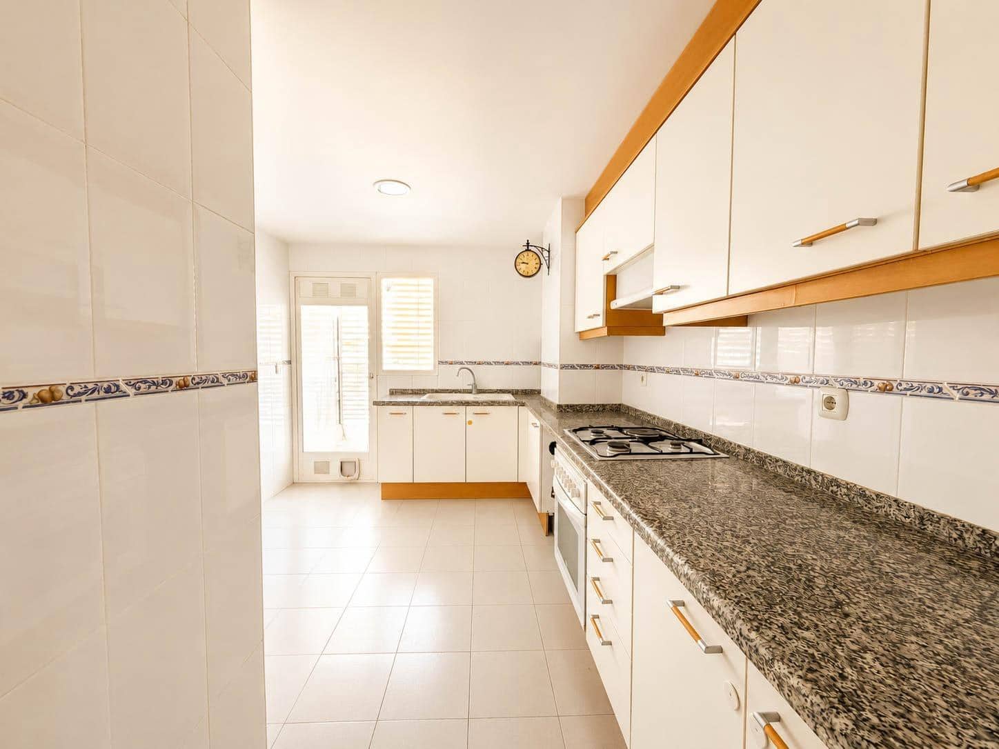 Appartement de 2 chambres à louer à Paterna avec piscine garage - 1 350 € (Ref: 9954499)