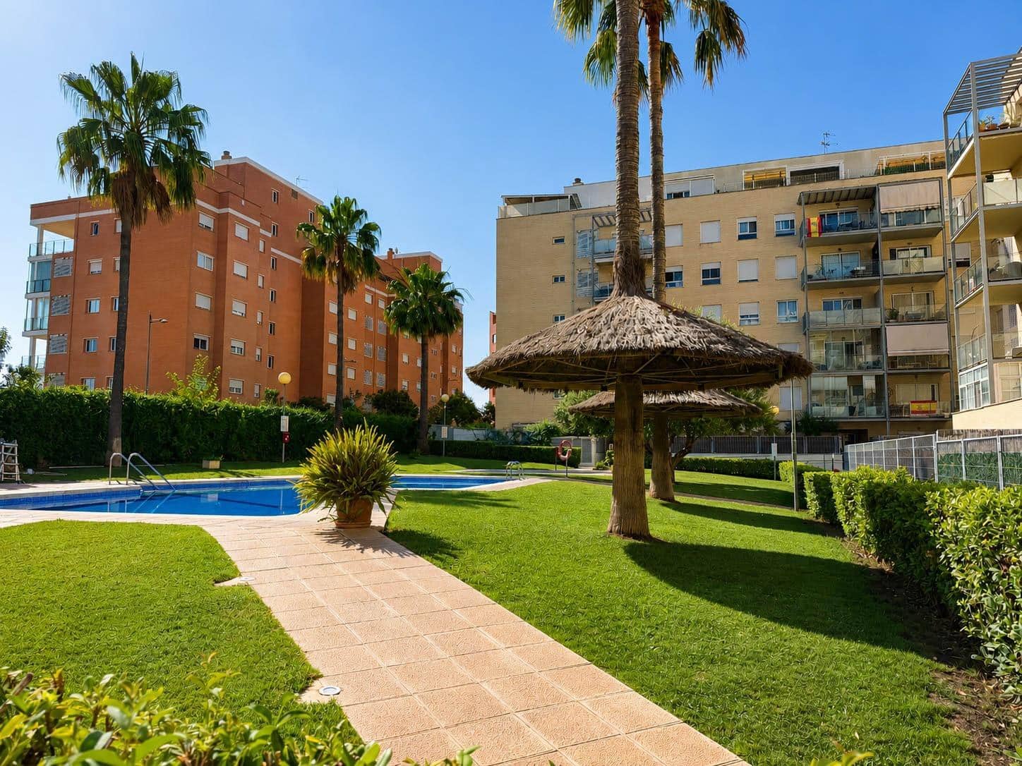 Appartement de 2 chambres à louer à Paterna avec piscine garage - 1 350 € (Ref: 9954499)
