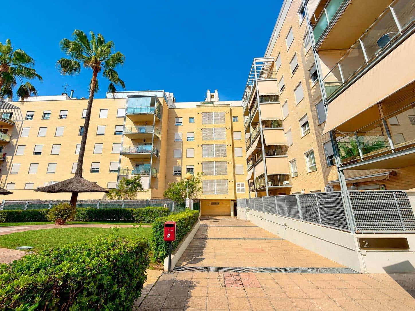 Appartement de 2 chambres à louer à Paterna avec piscine garage - 1 350 € (Ref: 9954499)