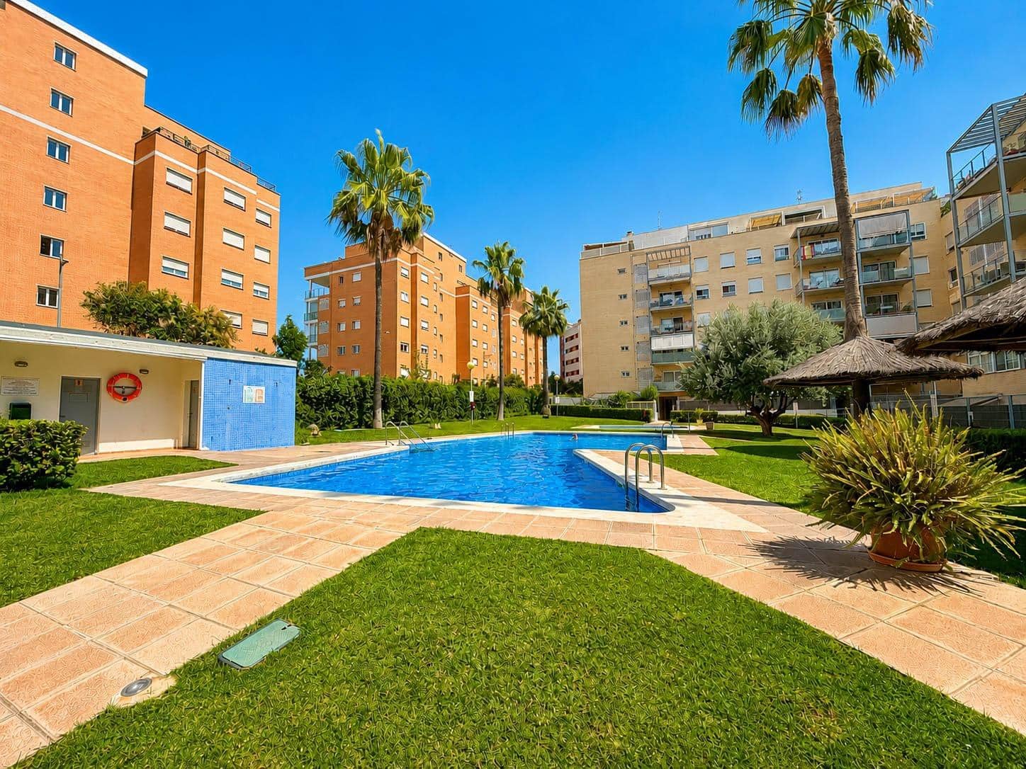 Appartement de 2 chambres à louer à Paterna avec piscine garage - 1 350 € (Ref: 9954499)