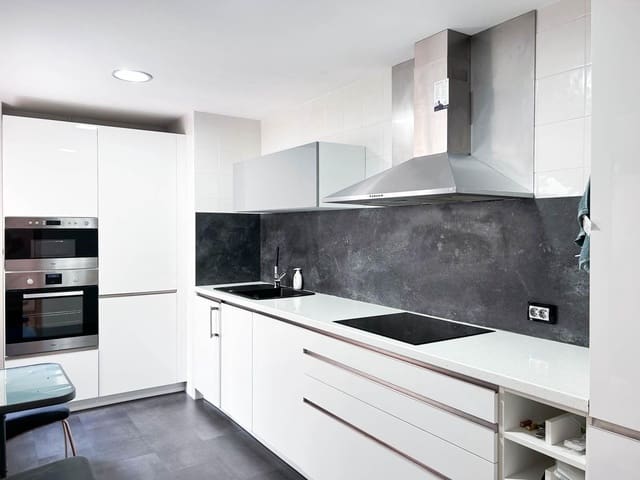 3 sovrum Lägenhet att hyra i Valterna, Paterna med pool - 1 350 € (Ref: 9966813)
