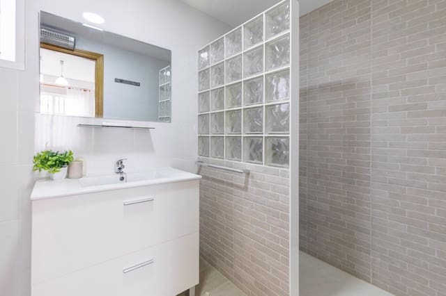 5 bedroom Flat for sale in Gandia - € 335,000 (Ref: 9979103)