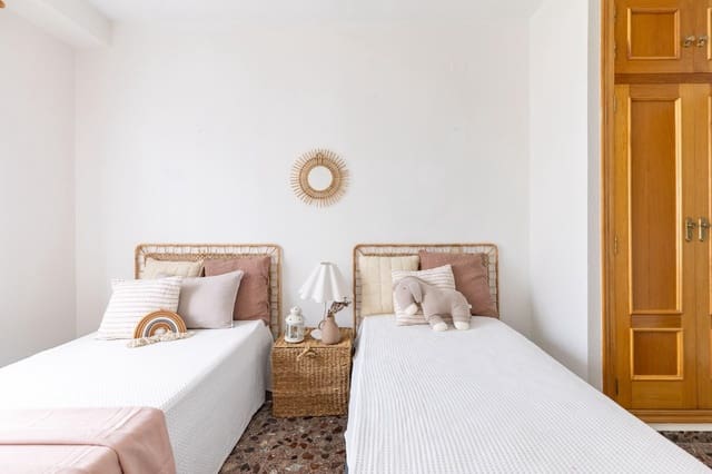 5 bedroom Flat for sale in Gandia - € 335,000 (Ref: 9979103)