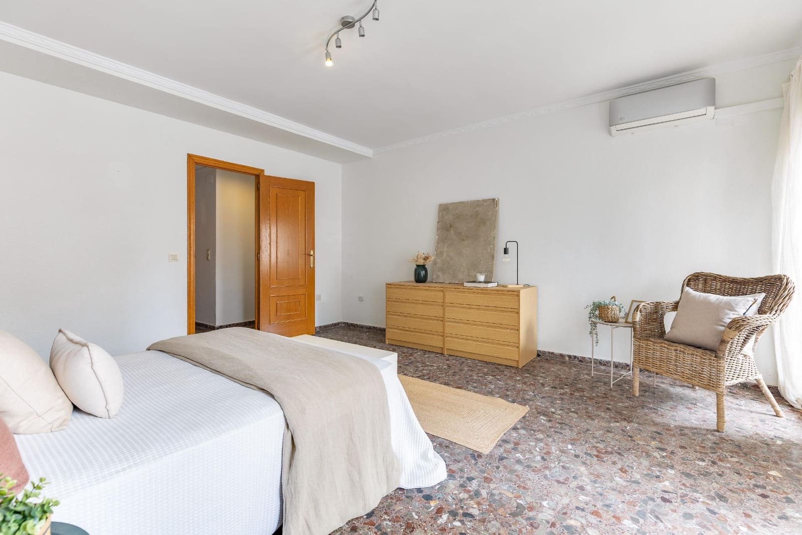 5 bedroom Flat for sale in Gandia - € 335,000 (Ref: 9979103)