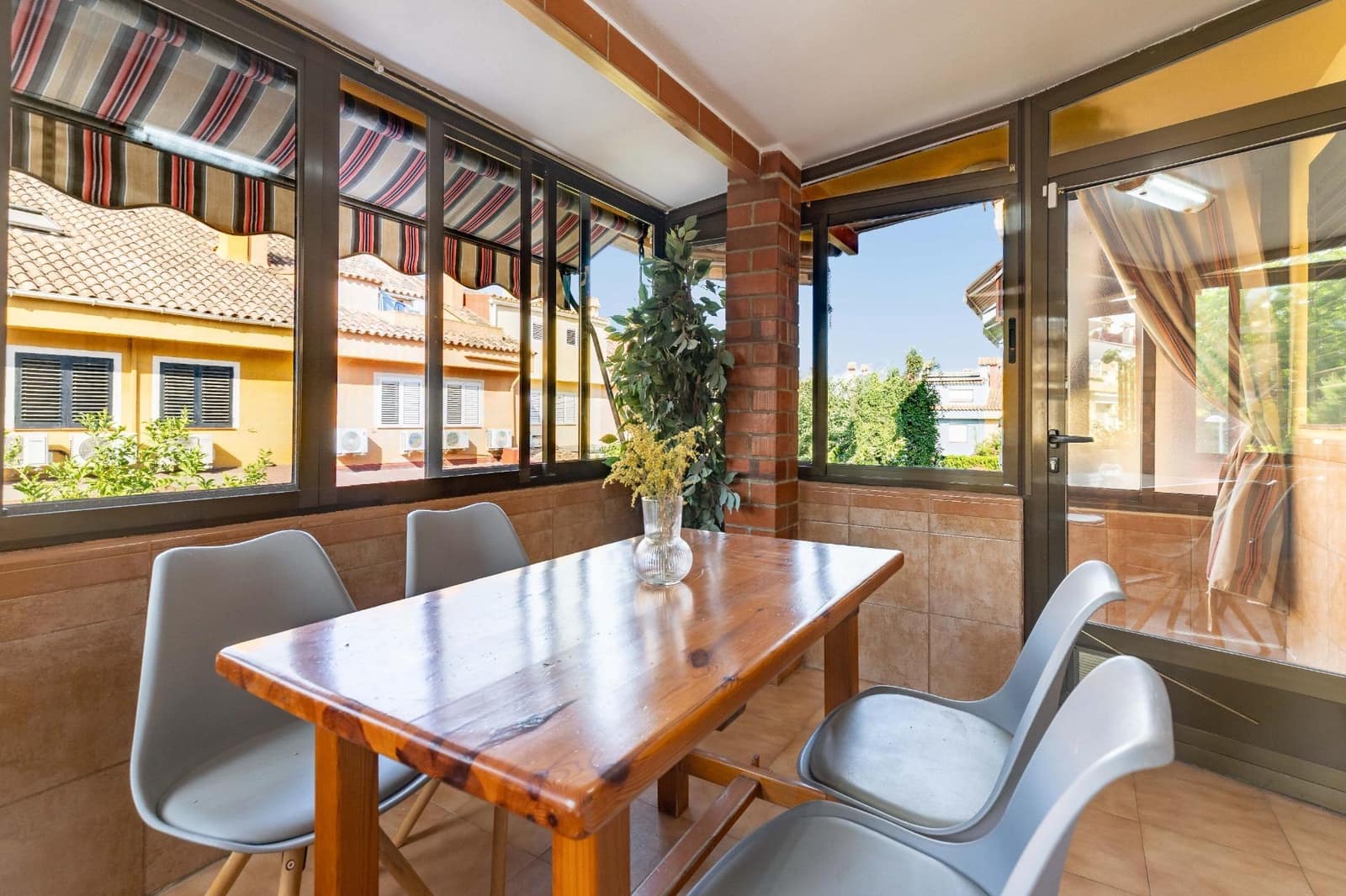 6 slaapkamer Rijtjeshuis te koop in Paterna met zwembad garage - € 455.000 (Ref: 9994446)