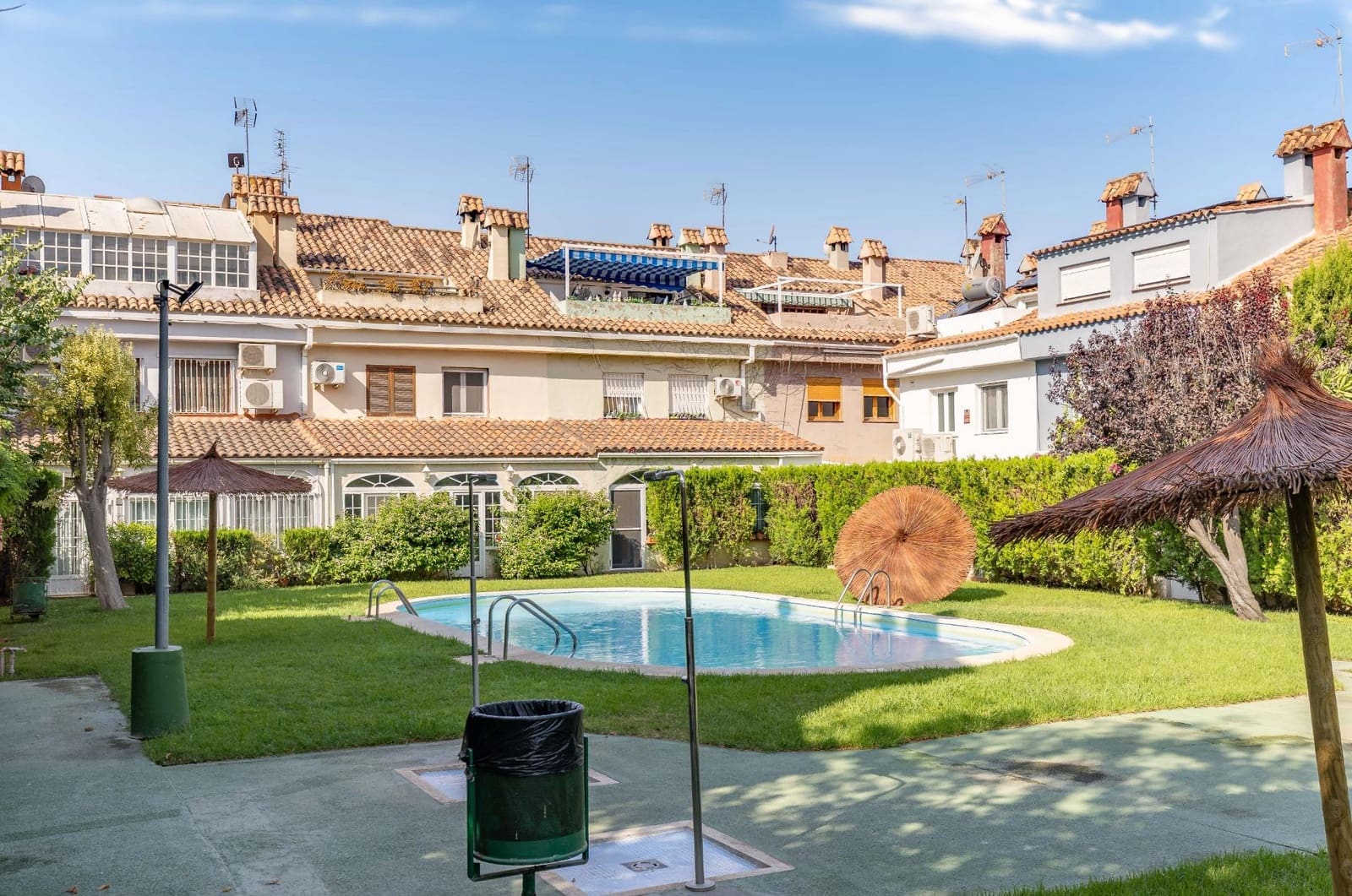 6 slaapkamer Rijtjeshuis te koop in Paterna met zwembad garage - € 455.000 (Ref: 9994446)
