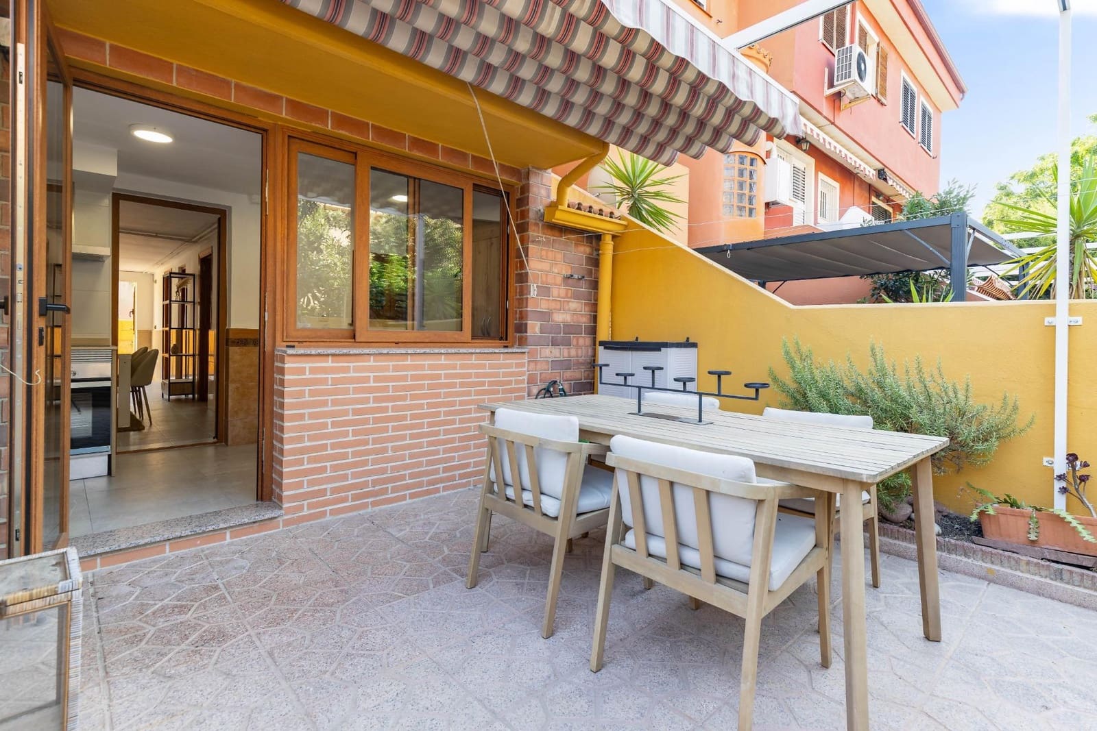 6 slaapkamer Rijtjeshuis te koop in Paterna met zwembad garage - € 455.000 (Ref: 9994446)