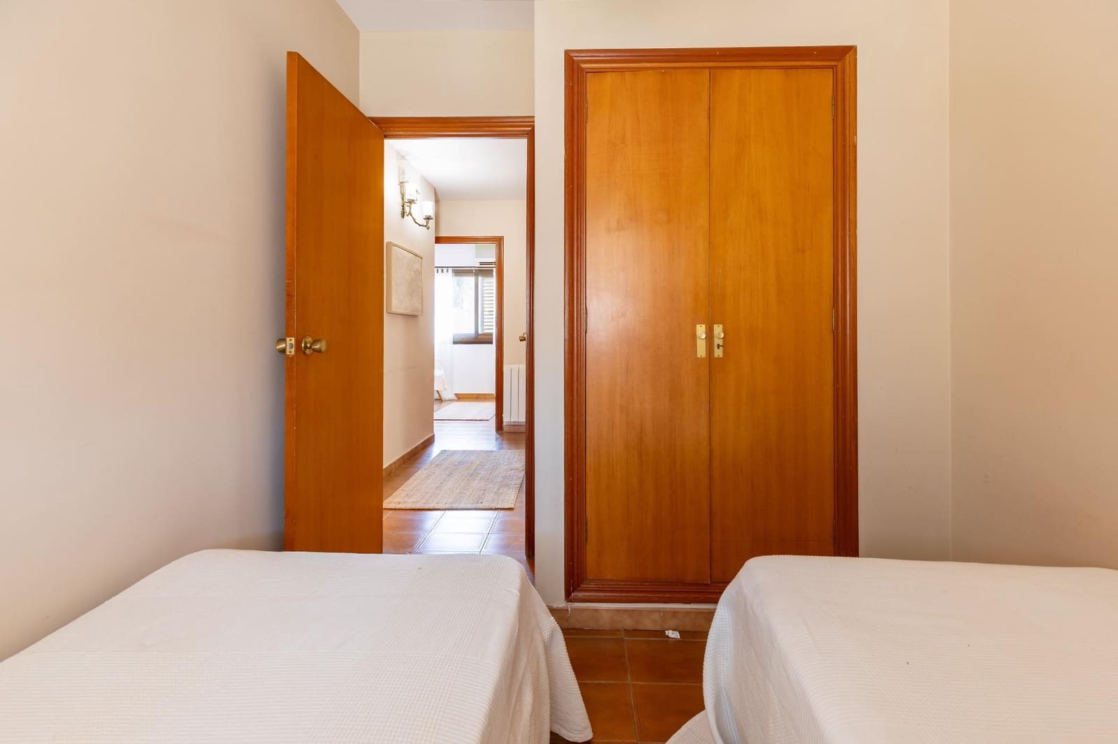 6 slaapkamer Rijtjeshuis te koop in Paterna met zwembad garage - € 455.000 (Ref: 9994446)