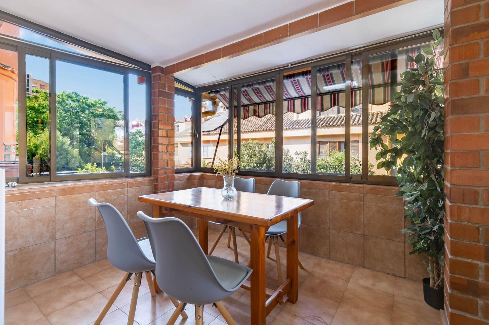 6 slaapkamer Rijtjeshuis te koop in Paterna met zwembad garage - € 455.000 (Ref: 9994446)