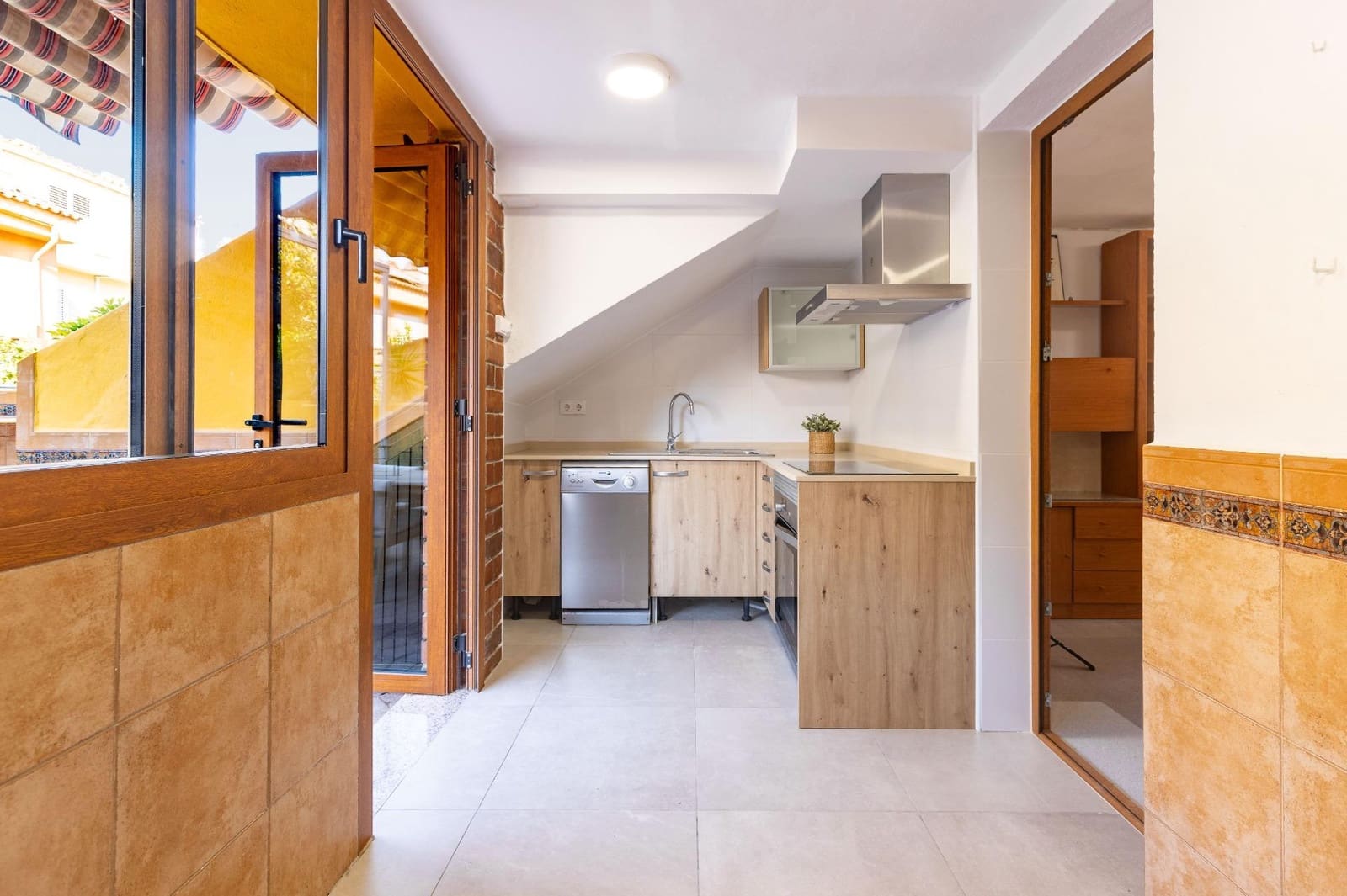 6 slaapkamer Rijtjeshuis te koop in Paterna met zwembad garage - € 455.000 (Ref: 9994446)
