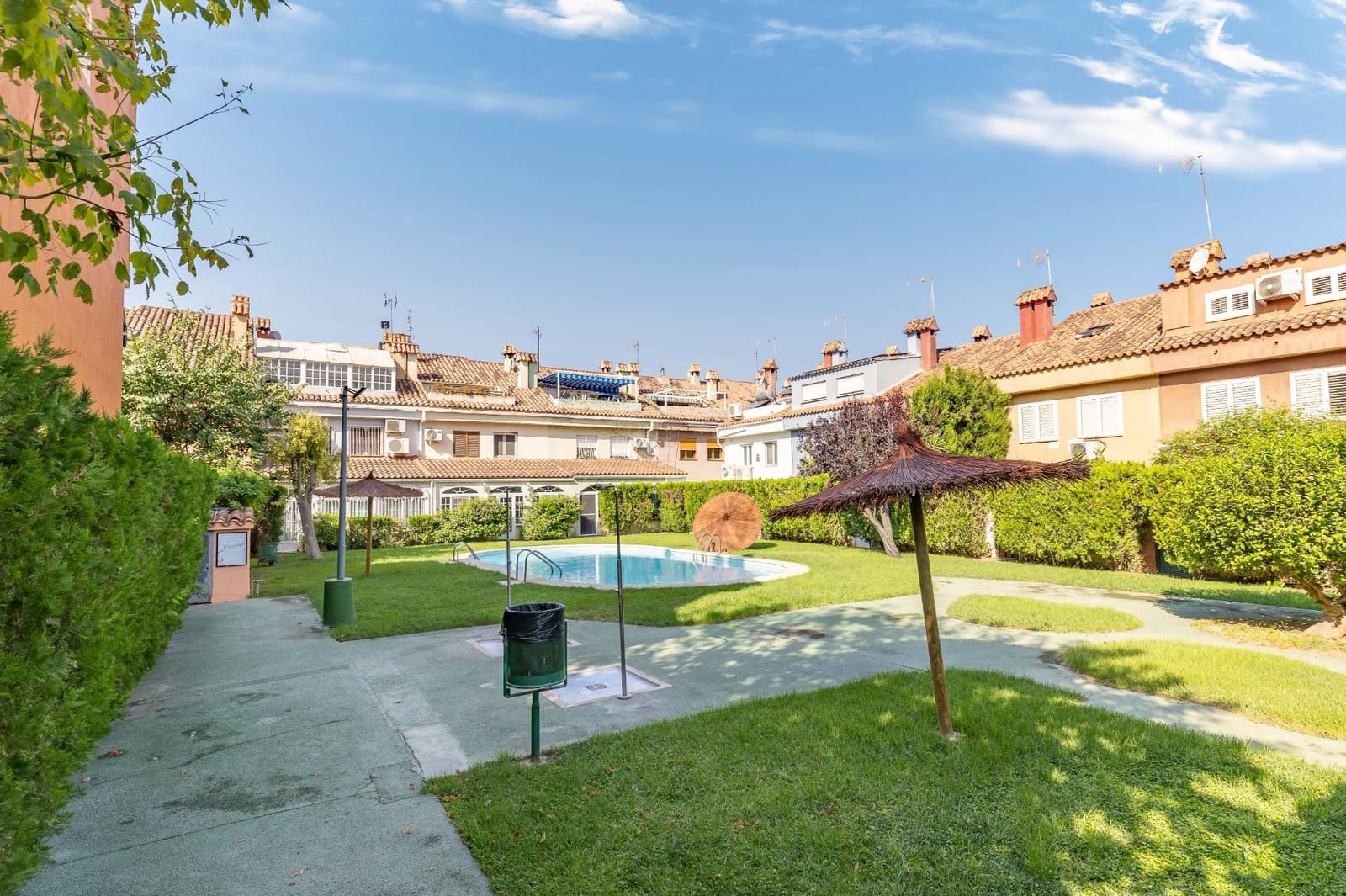 6 slaapkamer Rijtjeshuis te koop in Paterna met zwembad garage - € 455.000 (Ref: 9994446)