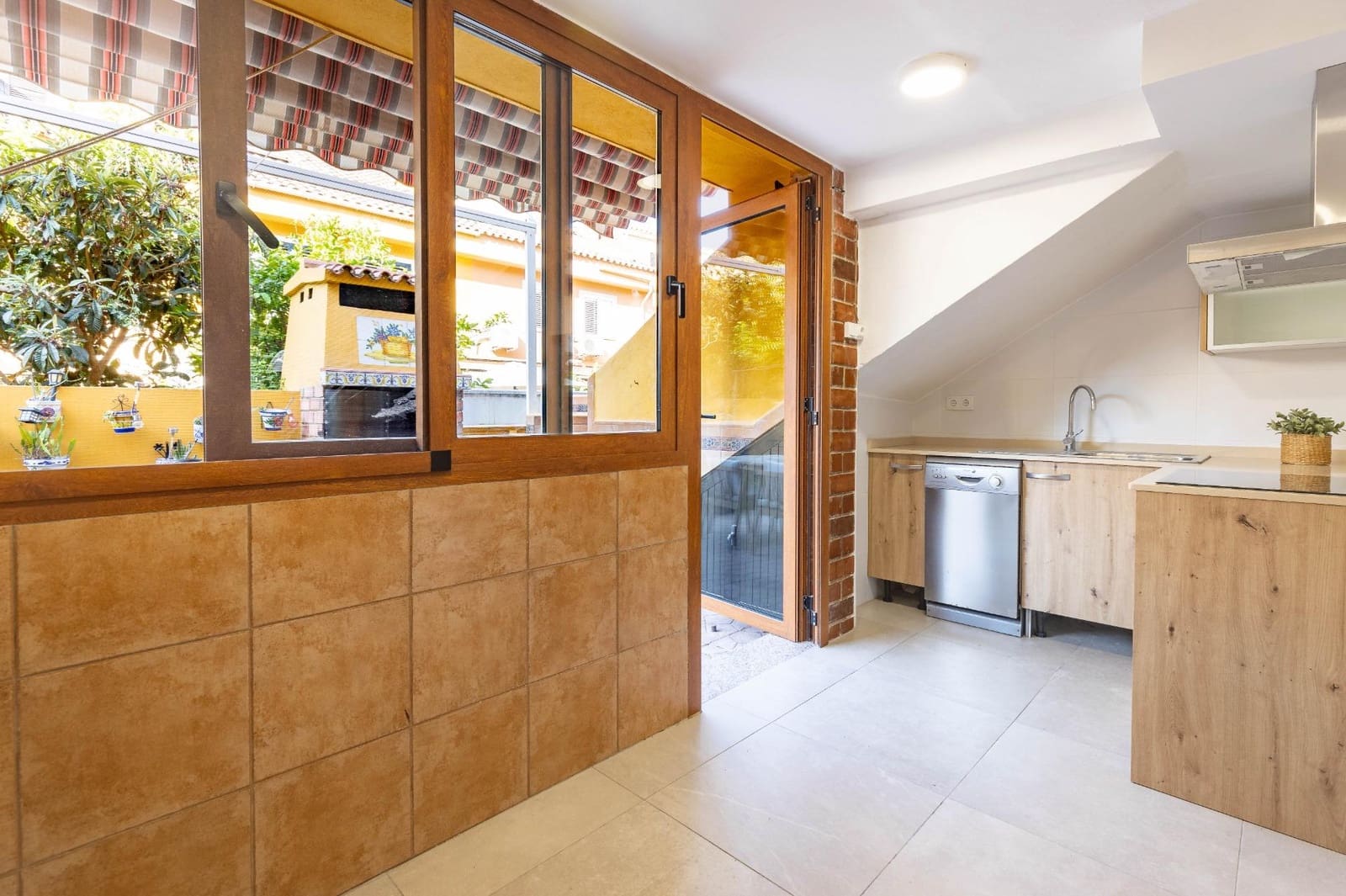 6 slaapkamer Rijtjeshuis te koop in Paterna met zwembad garage - € 455.000 (Ref: 9994446)