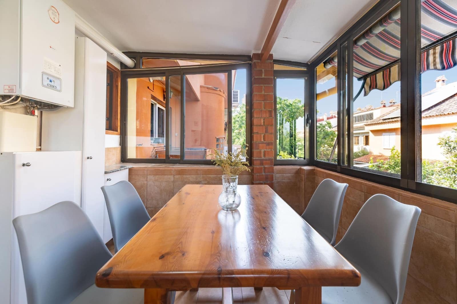 6 slaapkamer Rijtjeshuis te koop in Paterna met zwembad garage - € 455.000 (Ref: 9994446)
