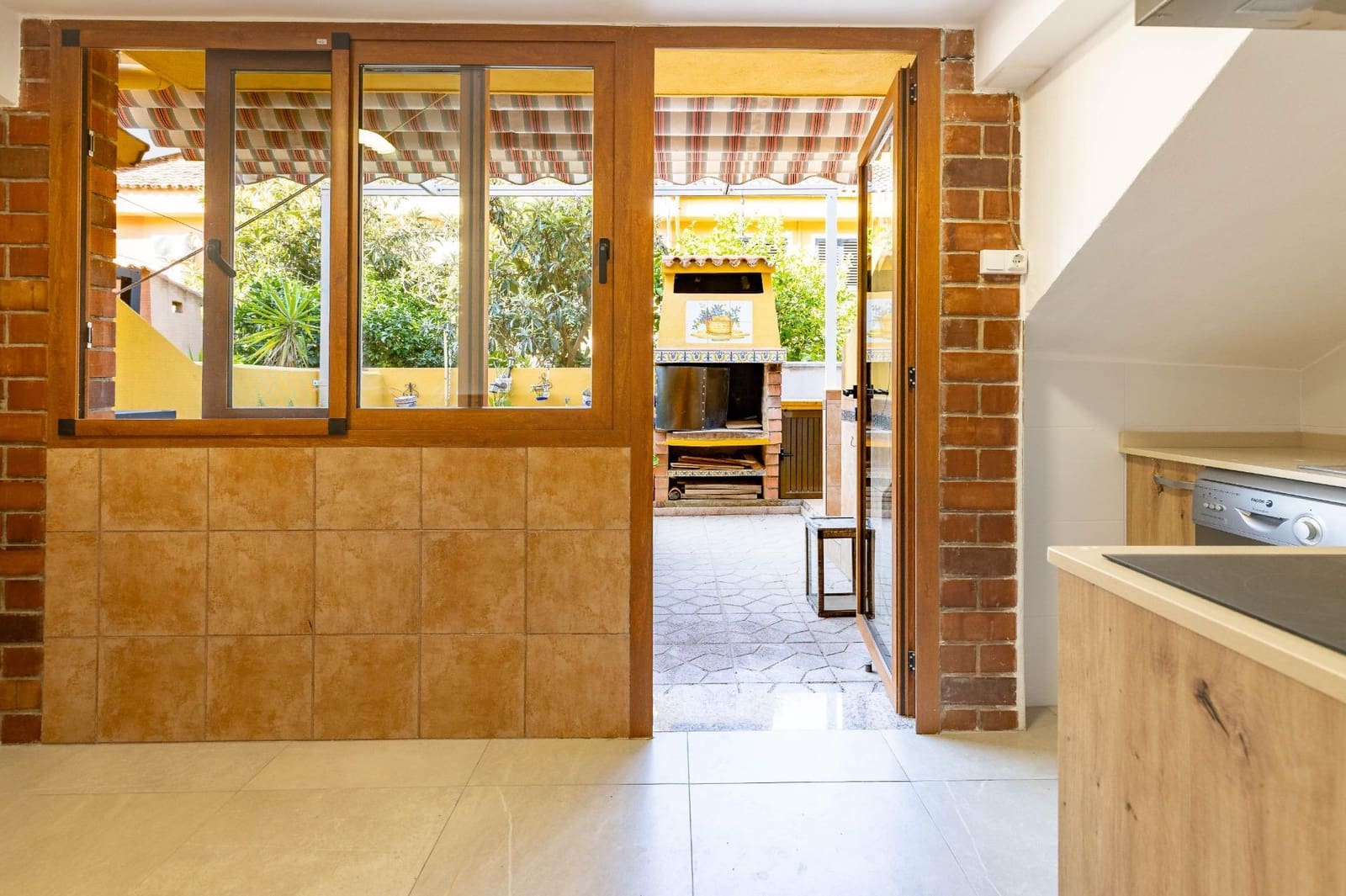 6 slaapkamer Rijtjeshuis te koop in Paterna met zwembad garage - € 455.000 (Ref: 9994446)