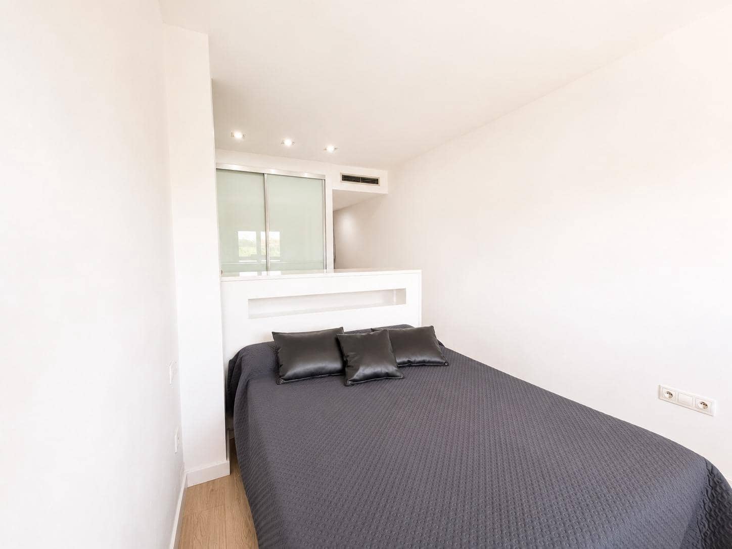 3 bedroom Flat for rent in Paterna with pool - € 1,500 (Ref: 9994451)