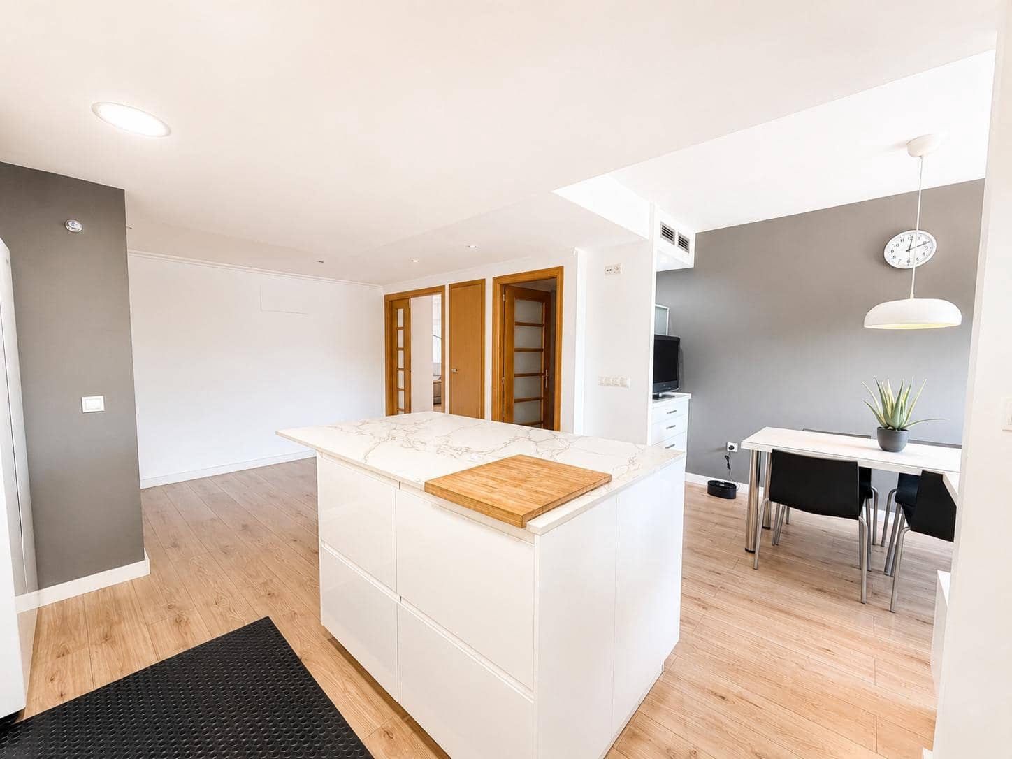 3 bedroom Flat for rent in Paterna with pool - € 1,500 (Ref: 9994451)