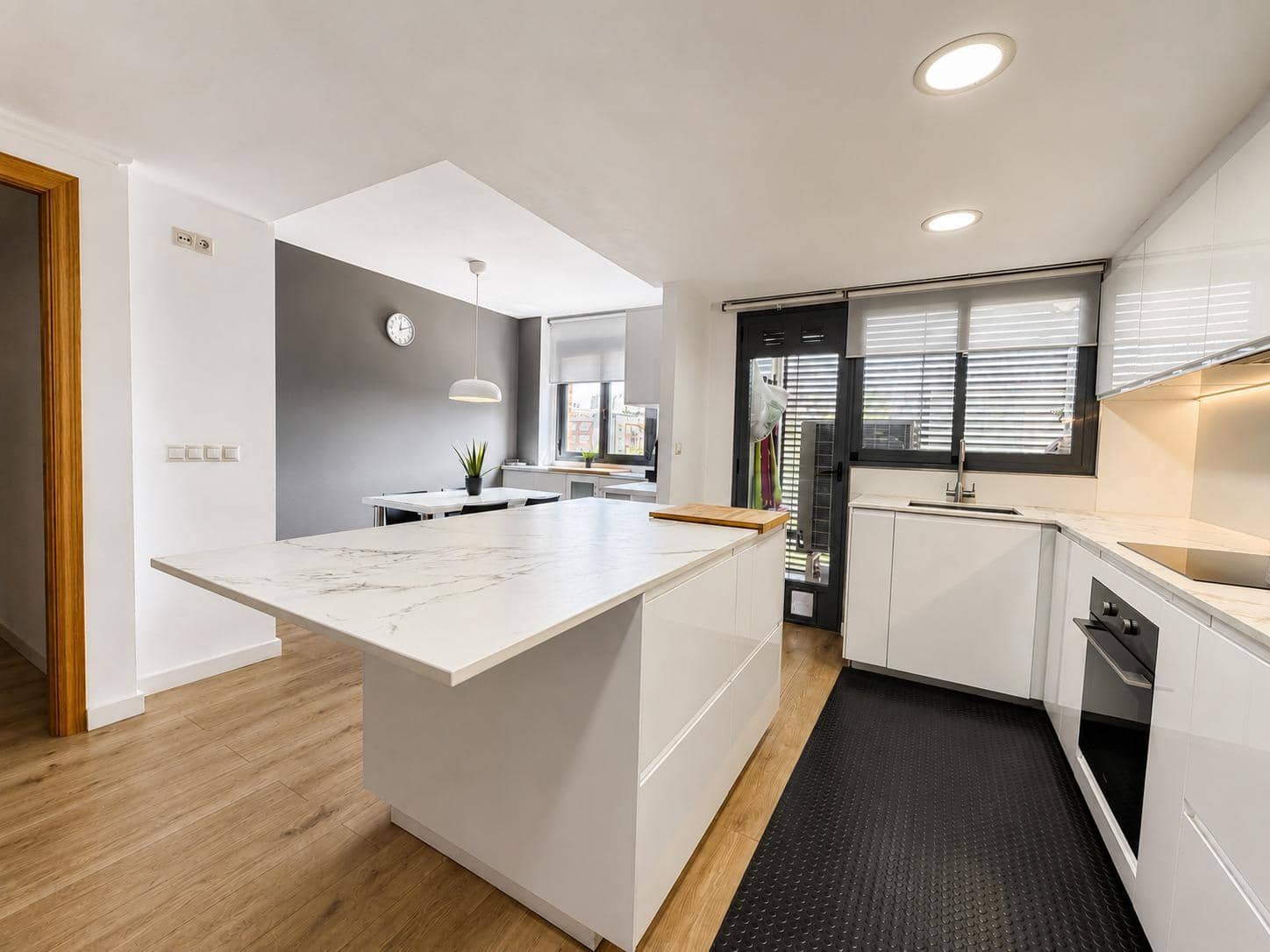 3 bedroom Flat for rent in Paterna with pool - € 1,500 (Ref: 9994451)