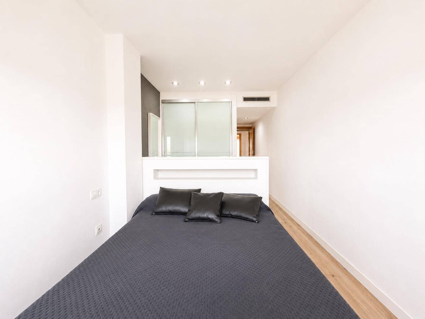 3 bedroom Flat for rent in Paterna with pool - € 1,500 (Ref: 9994451)