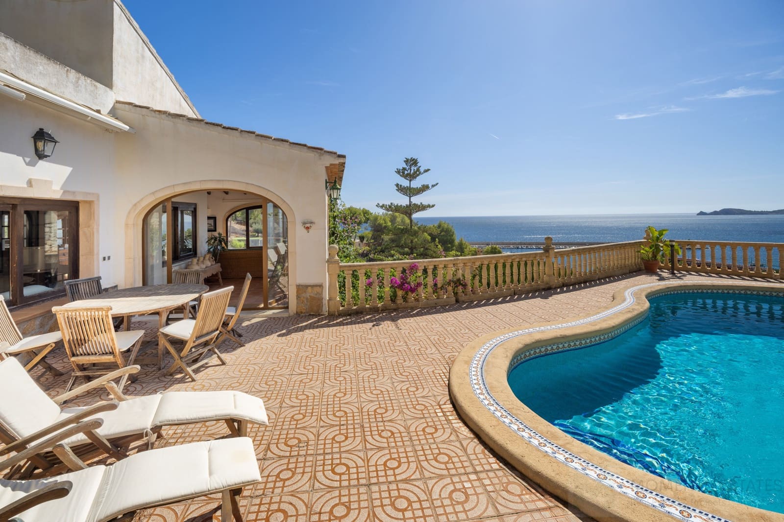 6 bedroom Villa for sale in Javea / Xabia with garage - € 2,700,000 (Ref: 9218973)