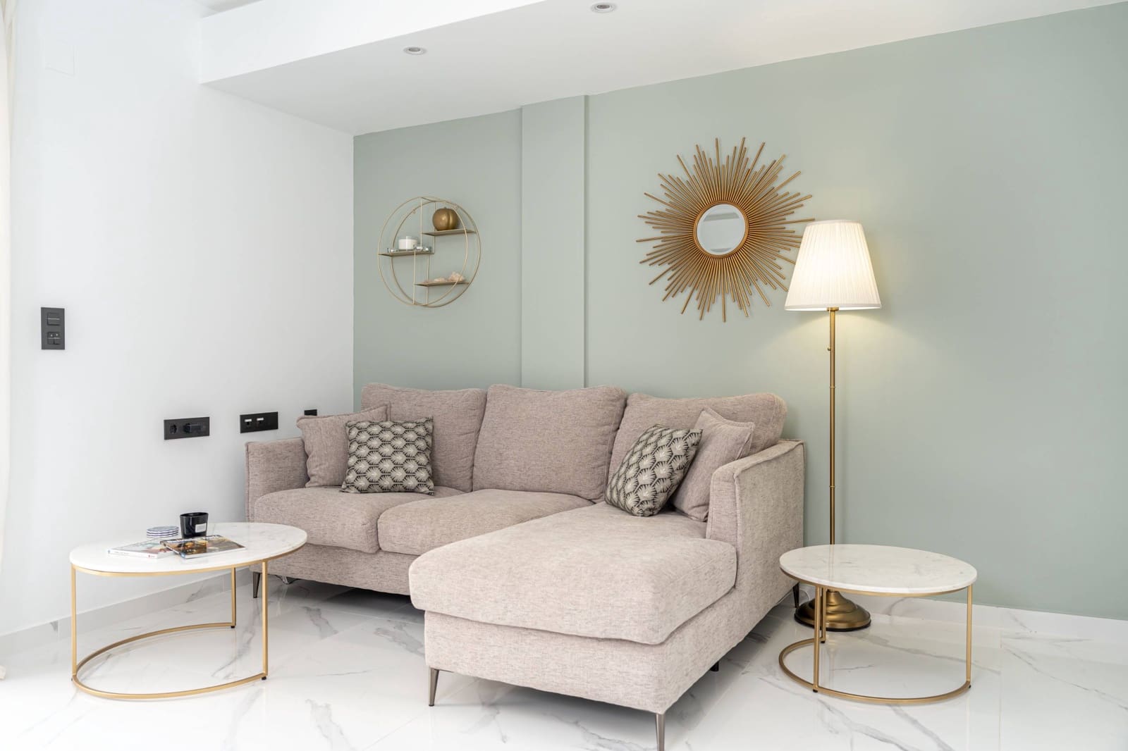 4 bedroom Flat for sale in Torrevieja with garage - € 300,000 (Ref: 8421346)